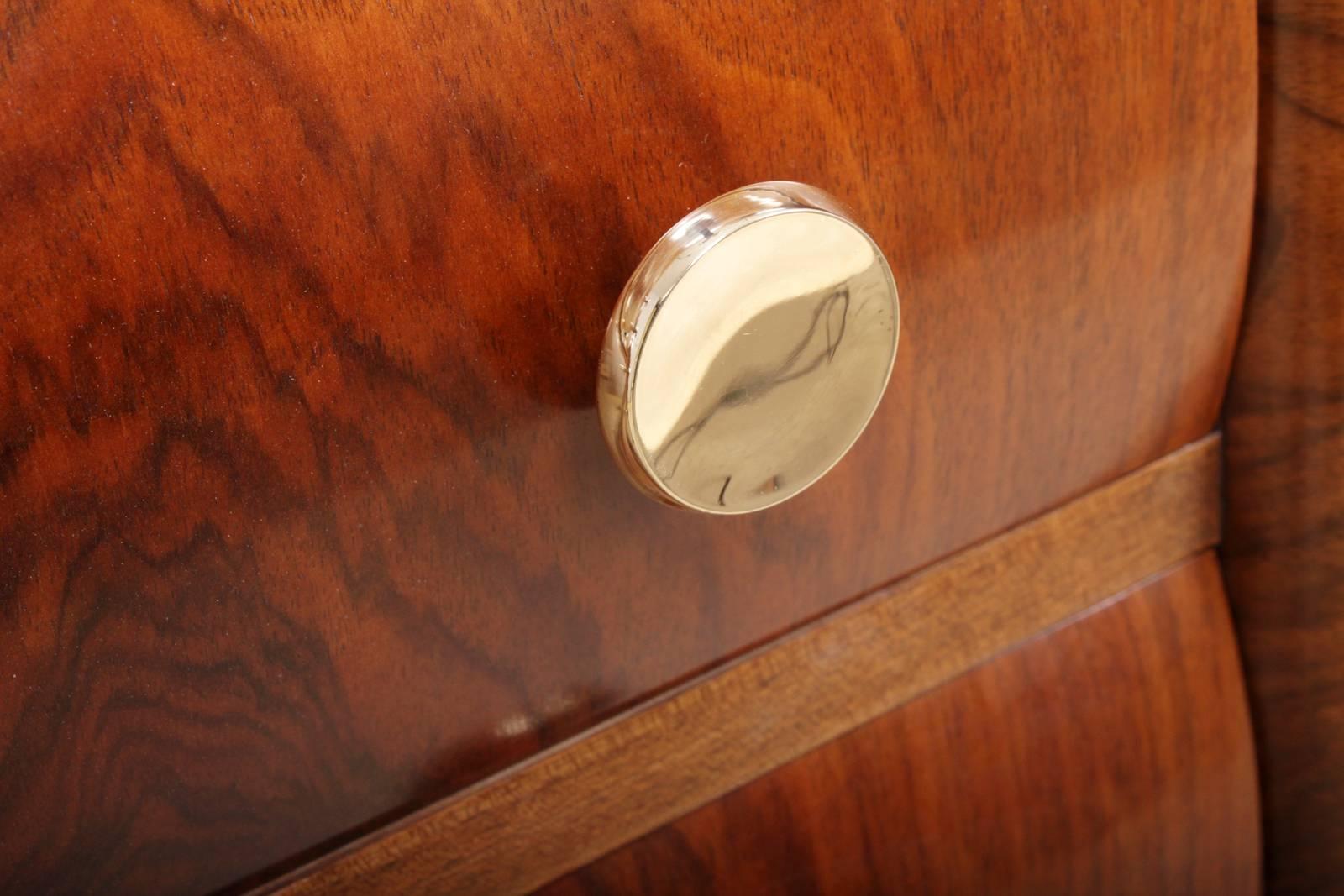 Art Deco chest of drawers in walnut.
This five drawer chest has brass handles, each drawer has a shaped front, it is in excellent condition throughout and has been professionally hand polished.

Age: 1930

Style: Art Deco

Material: