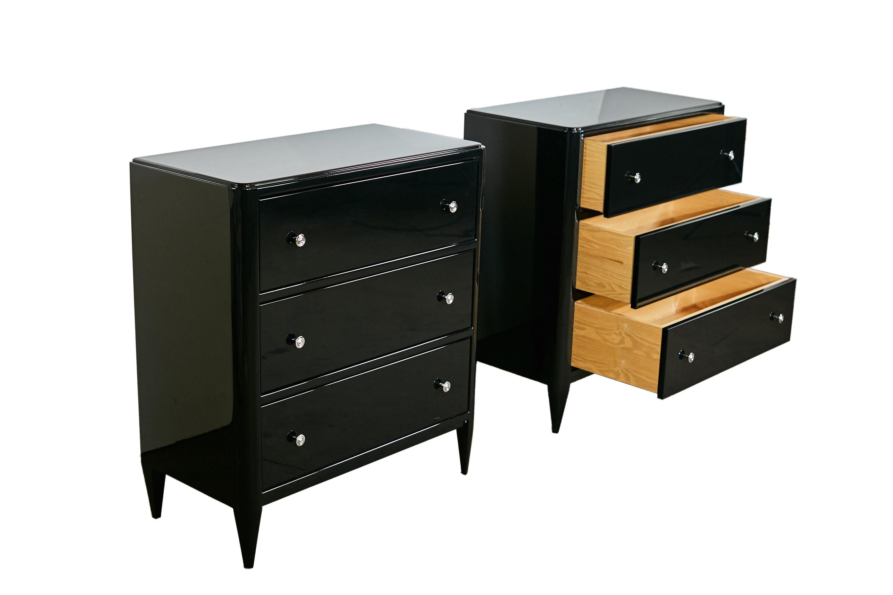 Art Deco Kommode mit schönem schwarzen Klavierlack und zeitlosem Griff im Angebot 2