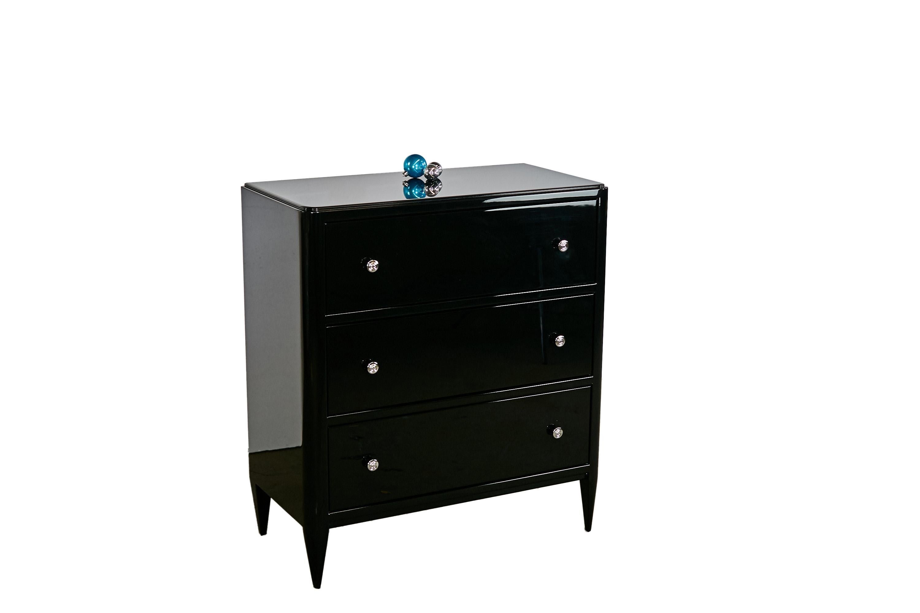 Art Deco Kommode mit schönem schwarzen Klavierlack und zeitlosem Griff (Art déco) im Angebot