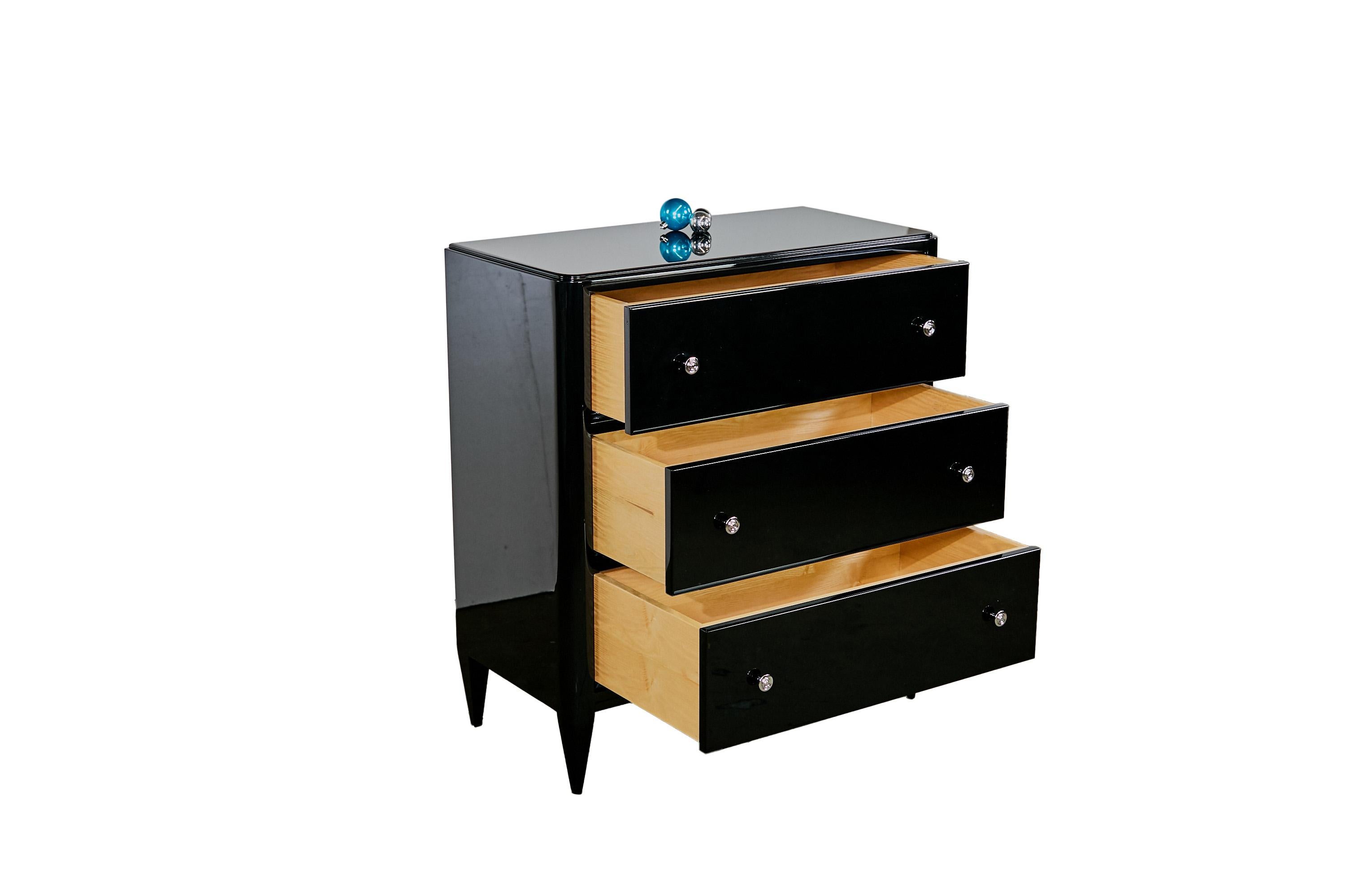 Art Deco Kommode mit schönem schwarzen Klavierlack und zeitlosem Griff (Deutsch) im Angebot