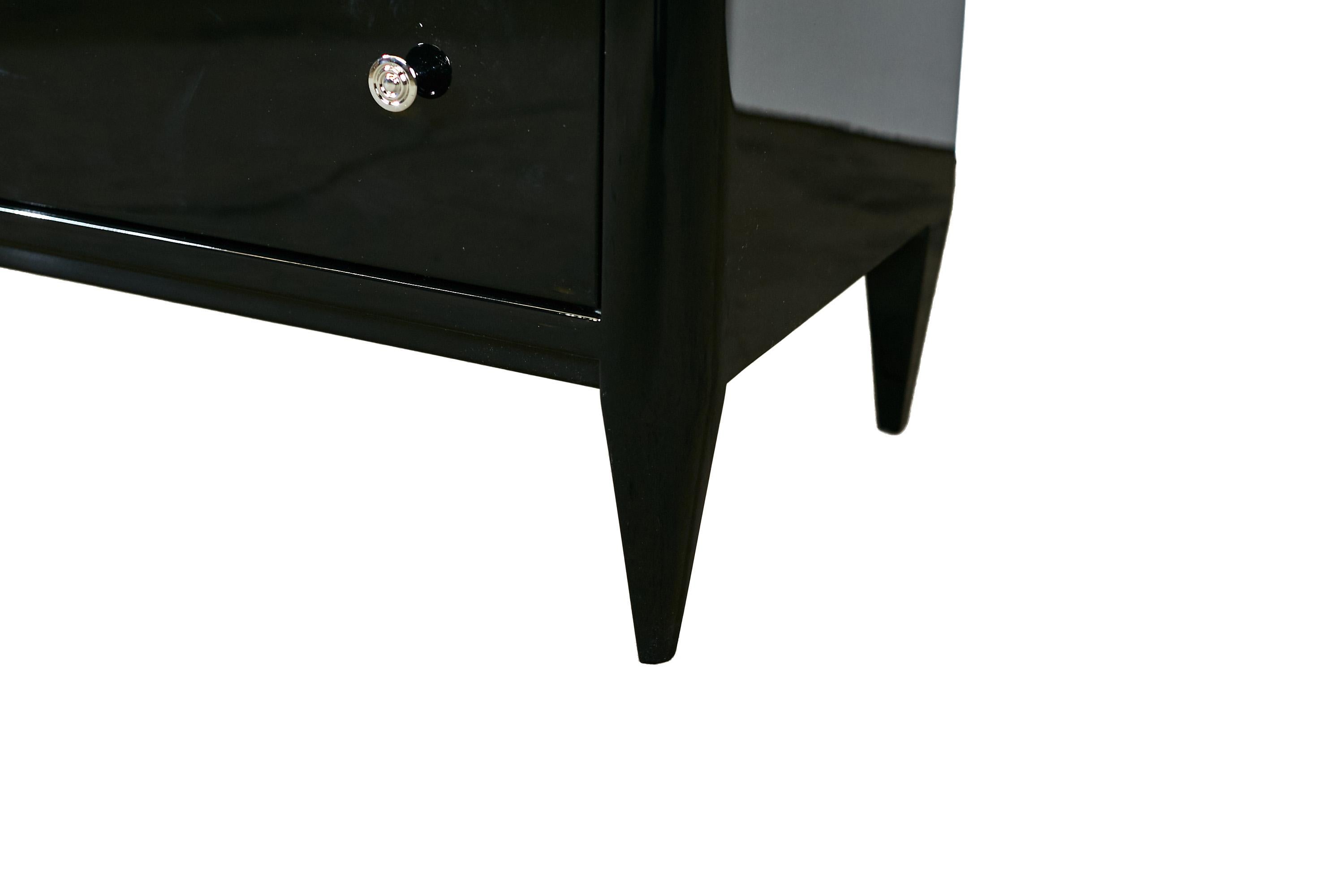 Art Deco Kommode mit schönem schwarzen Klavierlack und zeitlosem Griff (21. Jahrhundert und zeitgenössisch) im Angebot