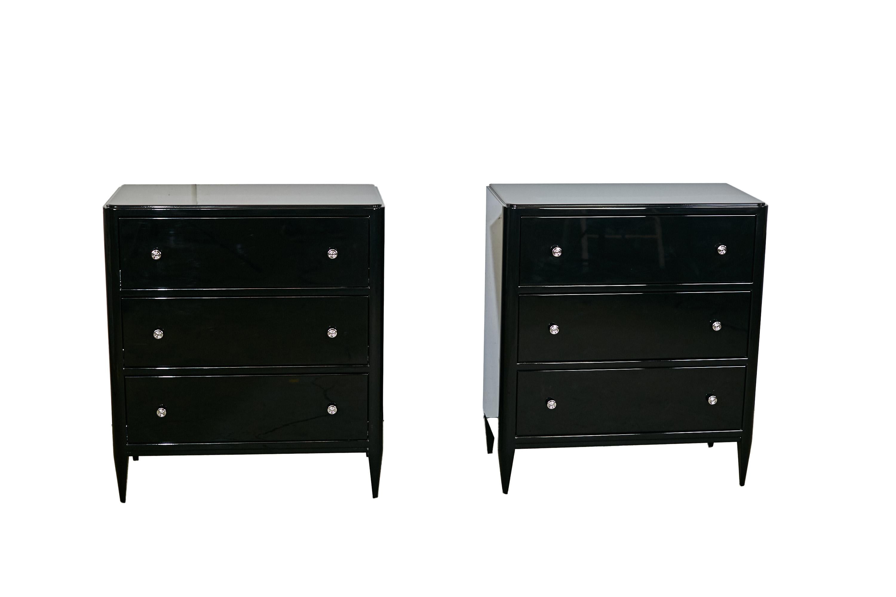 Art Deco Kommode mit schönem schwarzen Klavierlack und zeitlosem Griff im Angebot 1