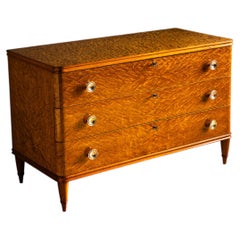 Commode Art déco en placage de loupe de bouleau, probablement suédoise, années 1930/1940