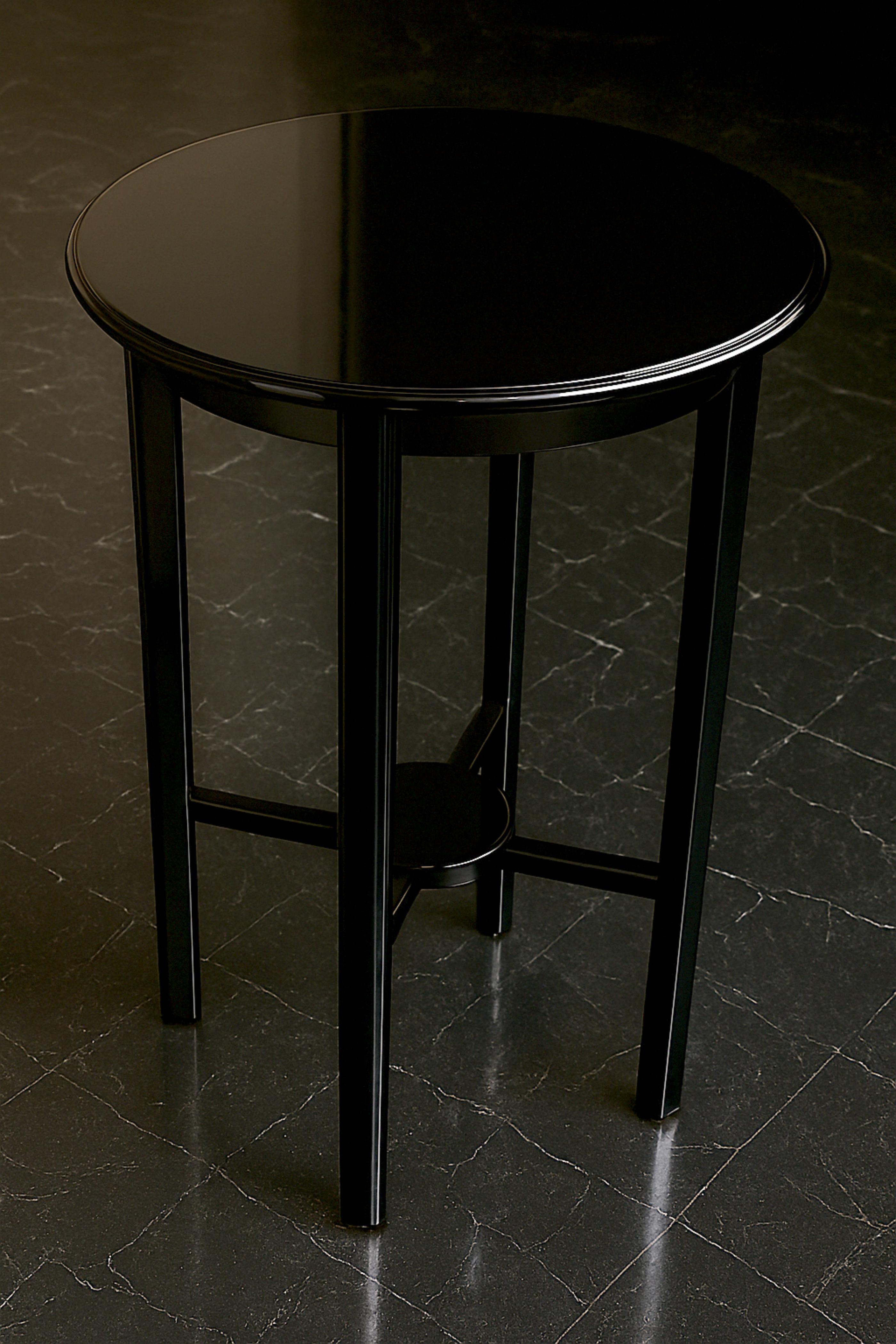 Table d'appoint Art Déco en laque noire de châtaignier avec une finition vernie, idéale pour tout type de décor.