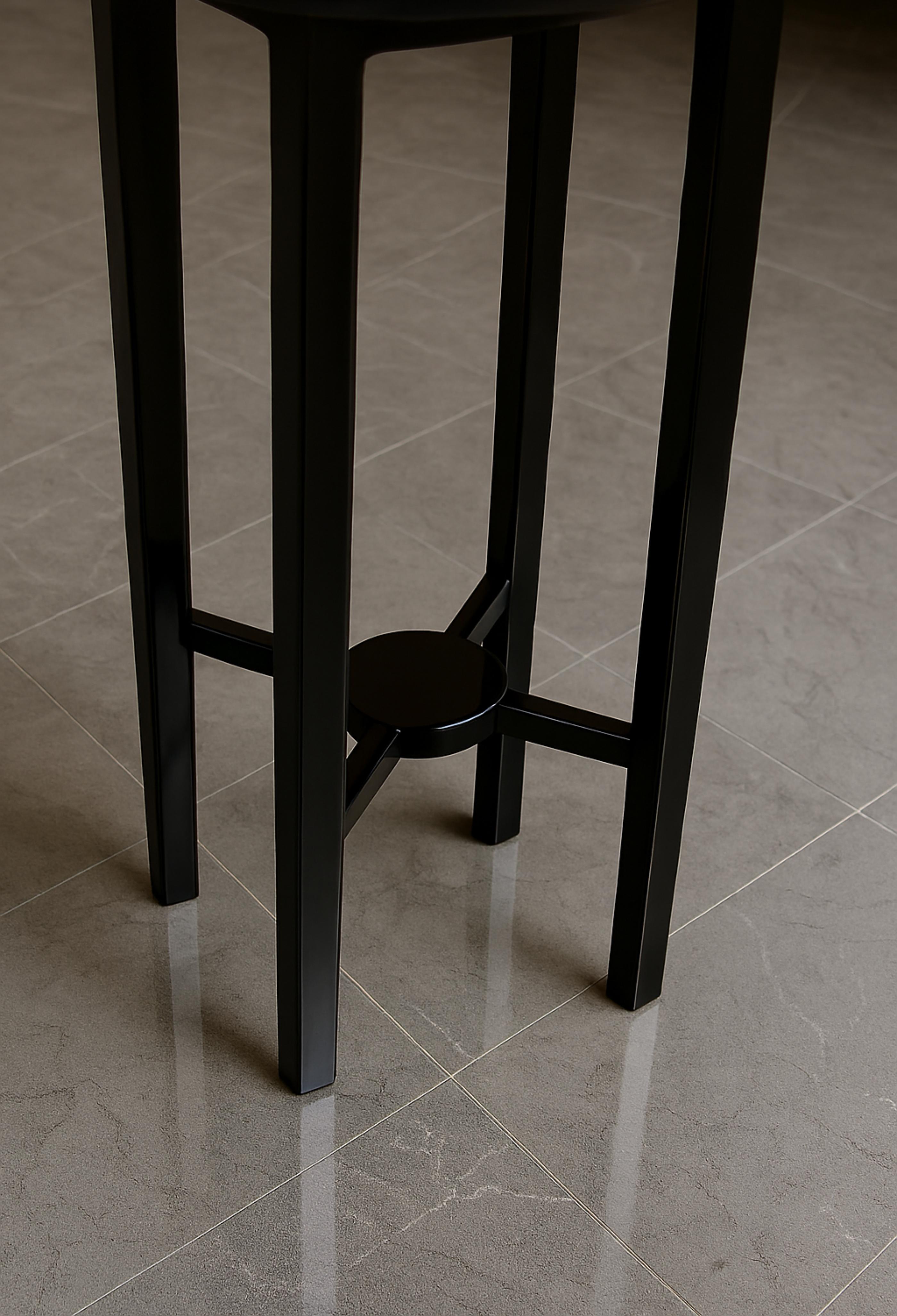 Châtaignier Table d'appoint Art déco en châtaignier et laque noire, 20e siècle en vente