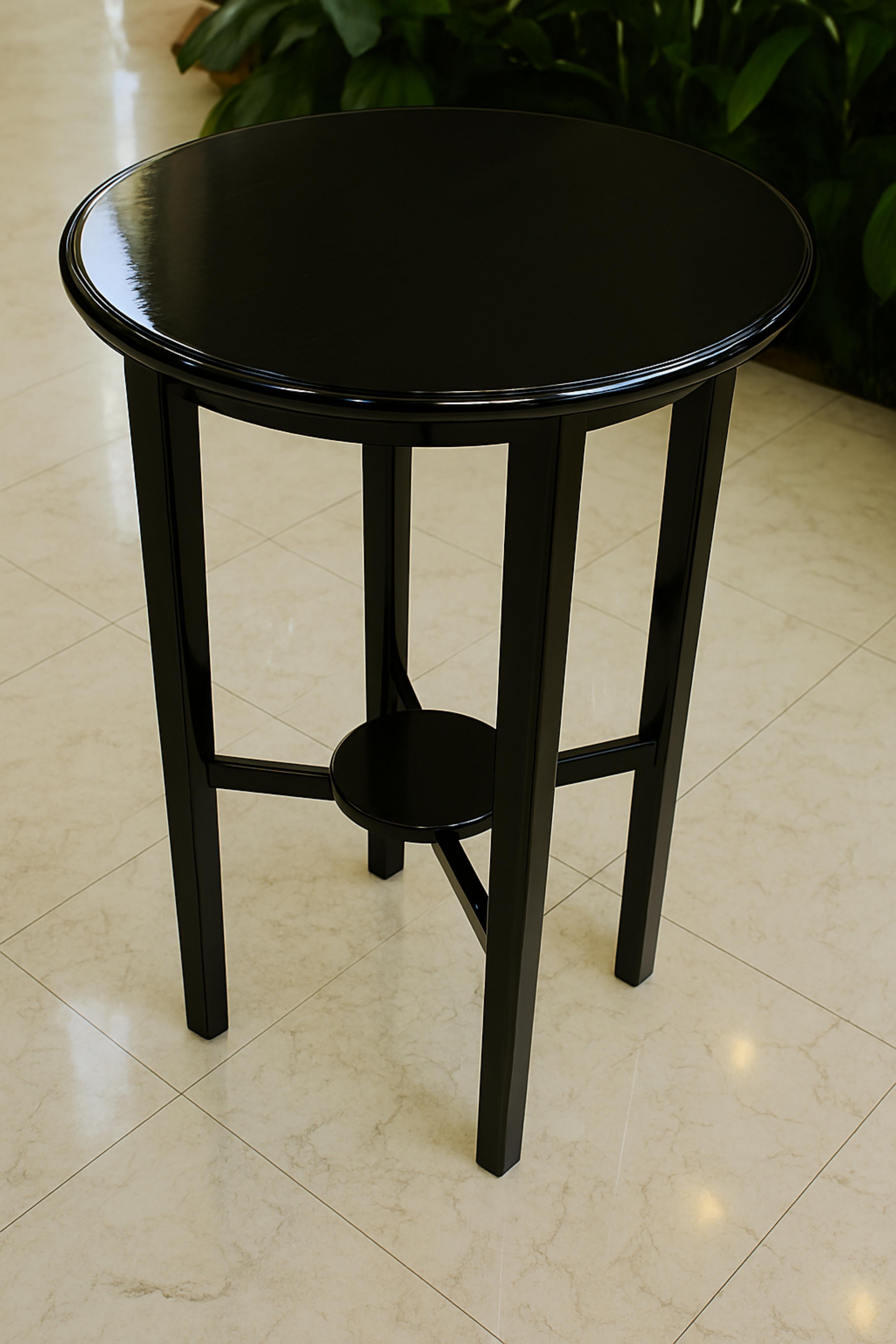 20ième siècle Table d'appoint Art déco en châtaignier et laque noire, 20e siècle en vente