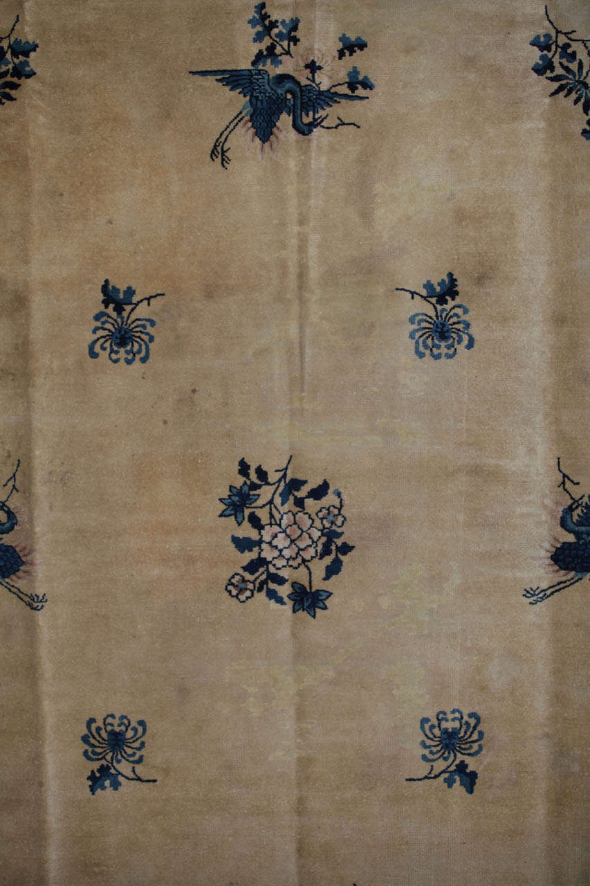 A very fine Art Deco Chinese carpet, circa 1920. Cream background and blue decoration.
Measures: cm 530 x 310
Proveniente from an Italian aristocratic estate.