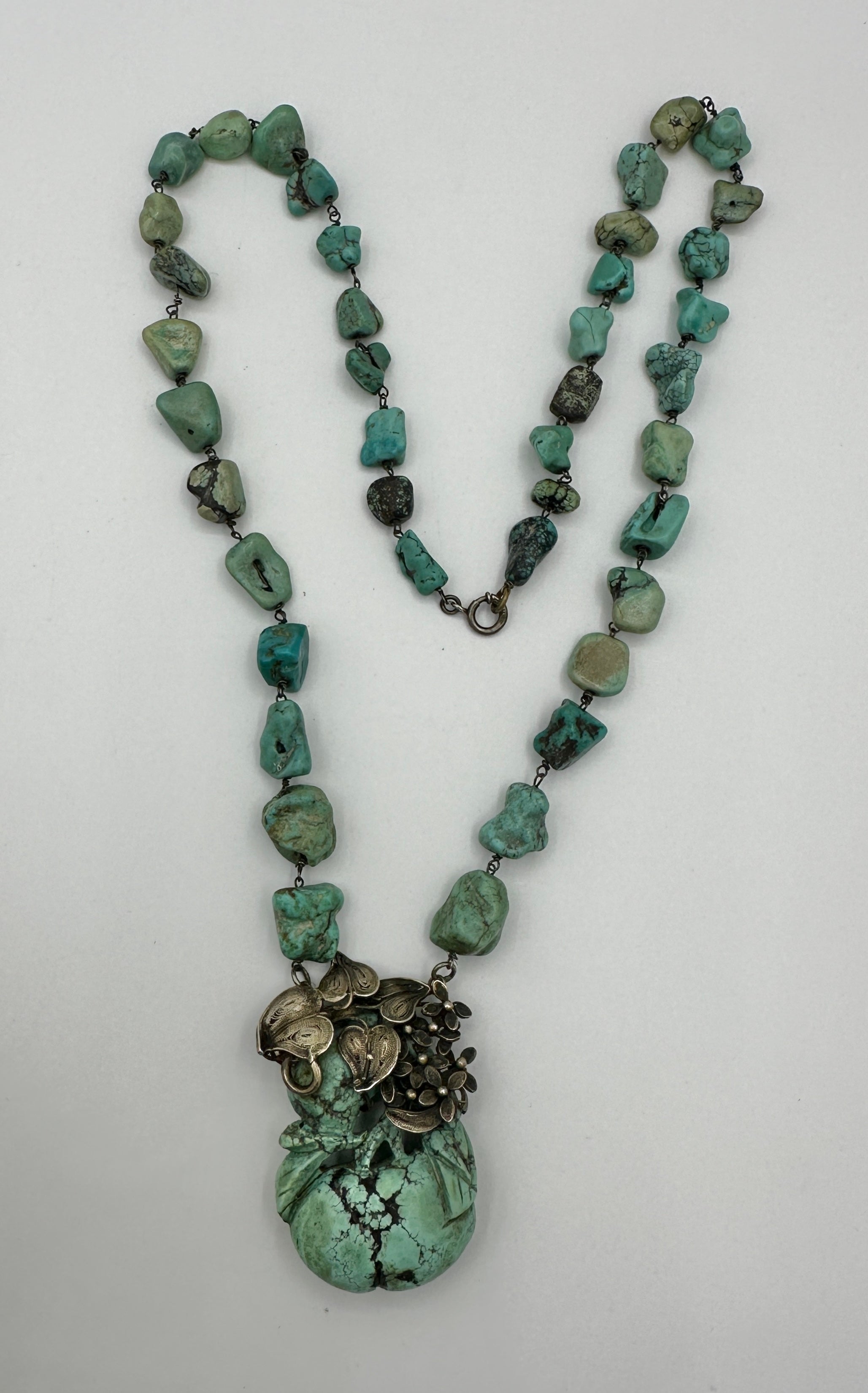 QUESTA È UN'ANTICA COLLANA CON CIONDOLO D'ESPORTAZIONE CINESE IN STILE ART DÉCO - VITTORIANO CON UNO SPLENDIDO TURCHESE NATURALE NON TRATTATO A FORMA DI RAGNATELA IN UN DRAMMATICO E MERAVIGLIOSO DISEGNO DI FIORI E NINFEE IN ARGENTO.  LA COLLANA È UN