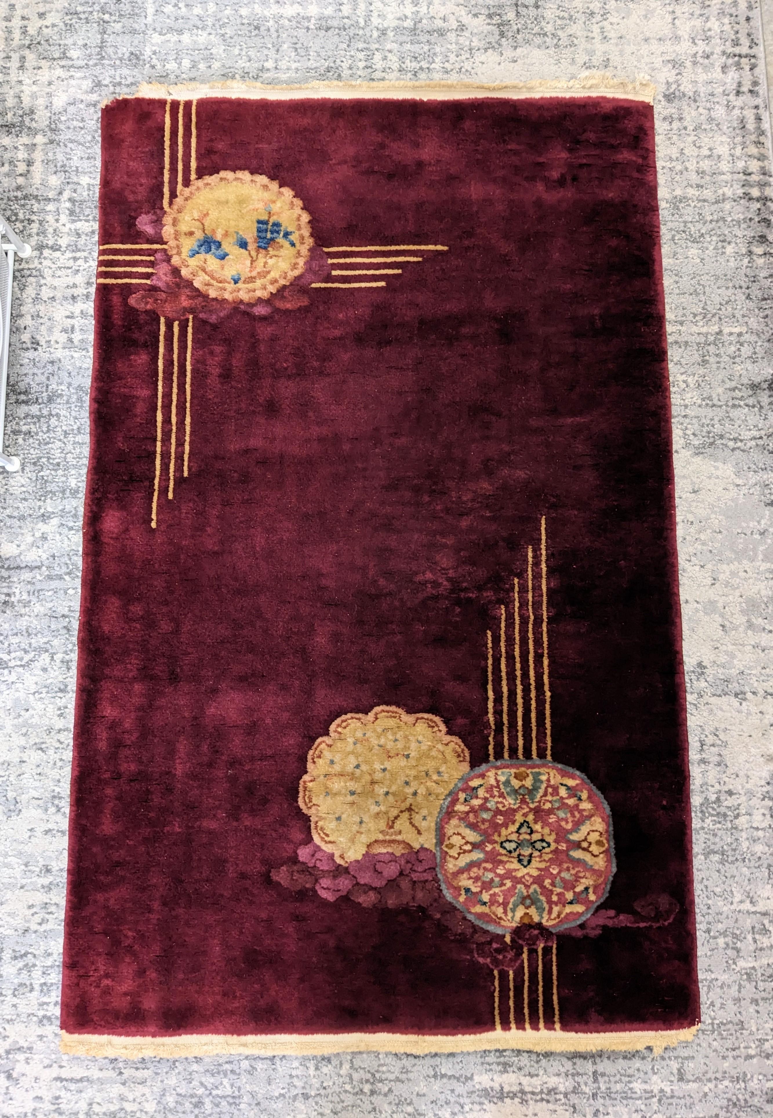 Alfombra de farolillo chino Art Déco de la década de 1920. Fondo anudado a mano de color vino profundo con motivos chinos de estilo decó en cada esquina. Suave tacto de mezcla de lana y seda. China de 1920. Mide 56