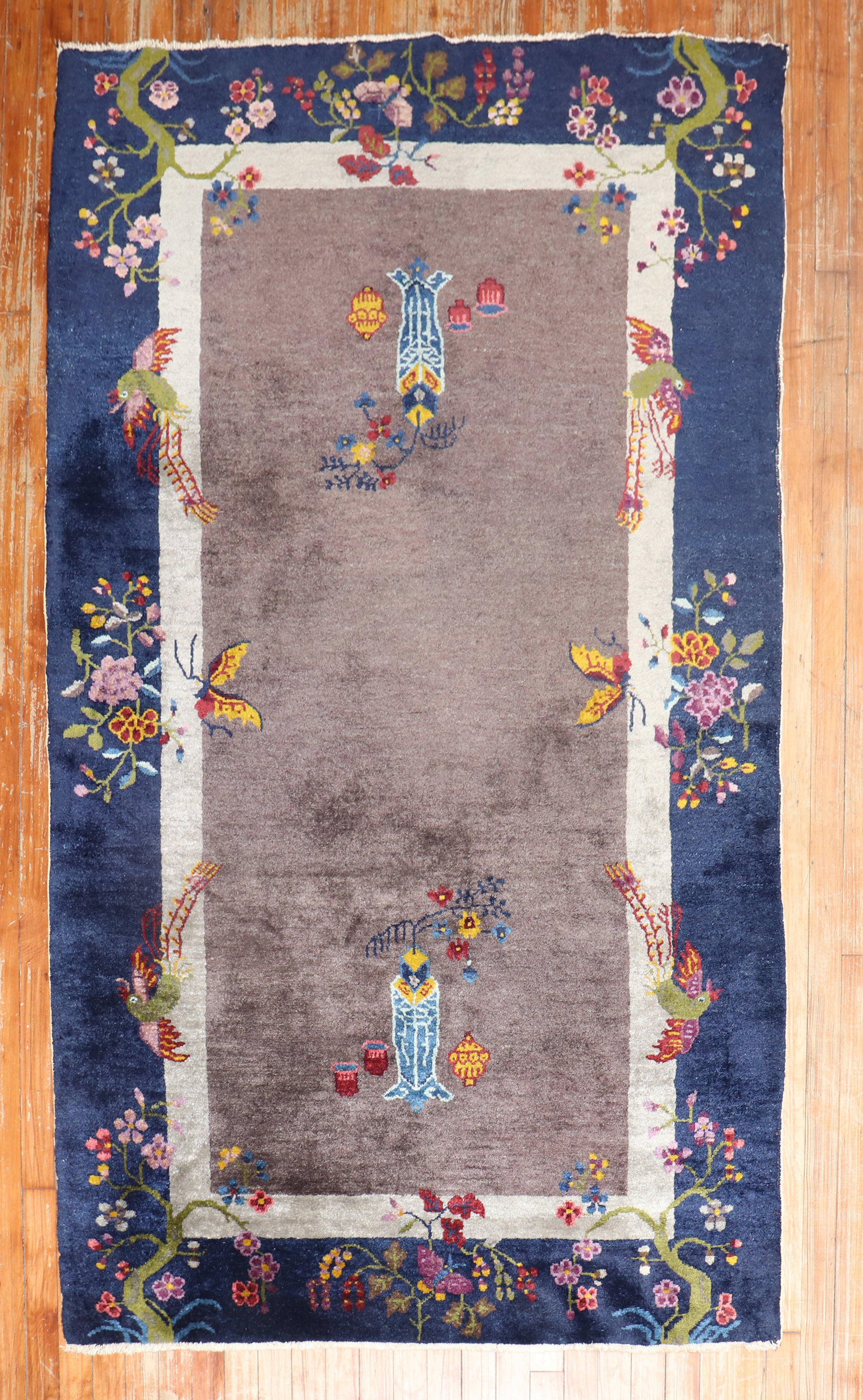 Authentique tapis chinois Art déco du milieu du 20e siècle en laine à poils moyens. 

Mesures : 4'1'' x 6'10''.