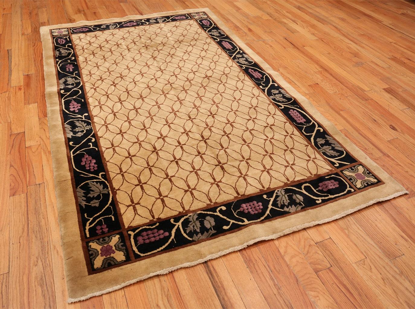 Art Deco Chinese Rug. Size: 5 ft 4 in x 8 ft 8 in (1.63 m x 2.64 m) In Good Condition In New York, NY
