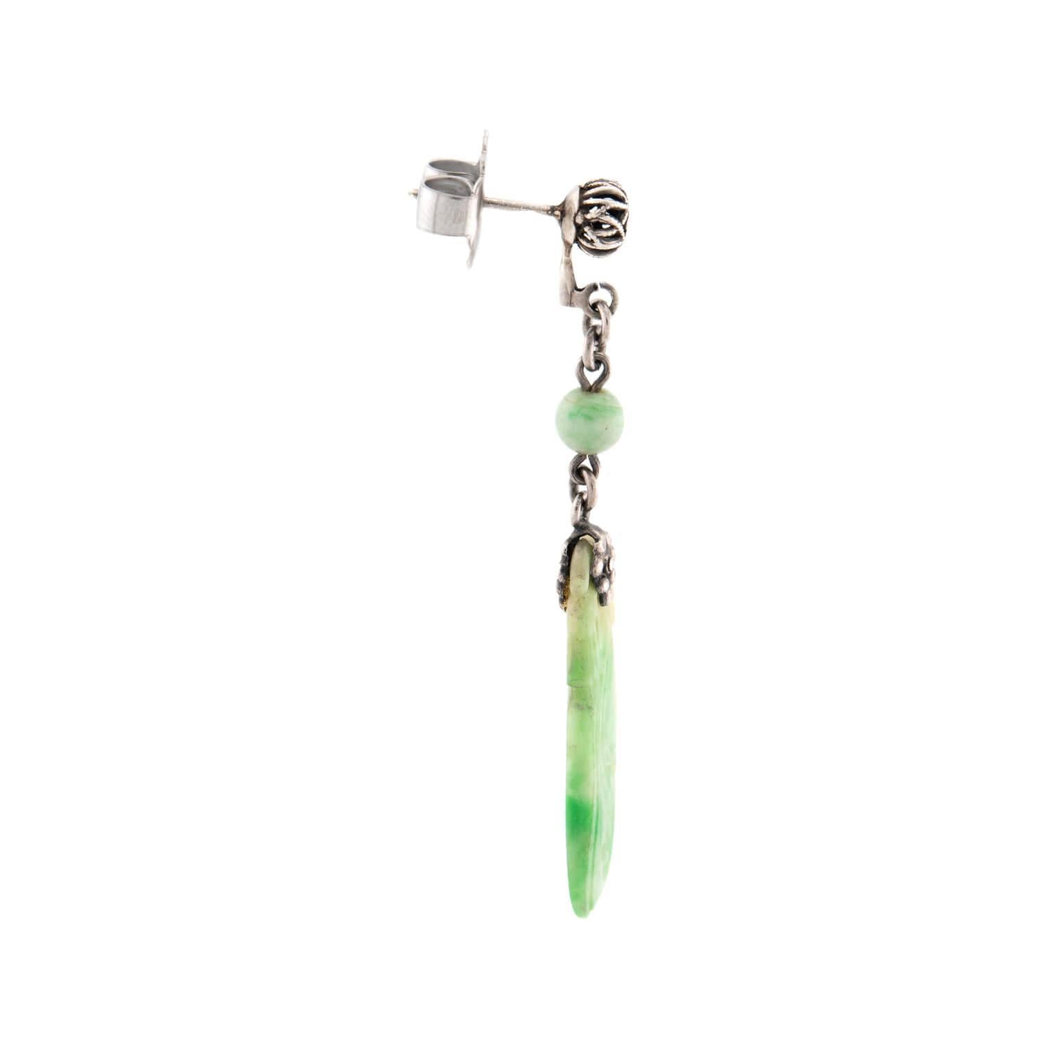 ¡Un hermoso par de pendientes de jade tallado de la época Art Déco (ca1920s)! Elaborados en plata de ley, cada pendiente comienza con una montura circular, que presenta un intrincado trabajo de alambre. A continuación, los pendientes llevan tres