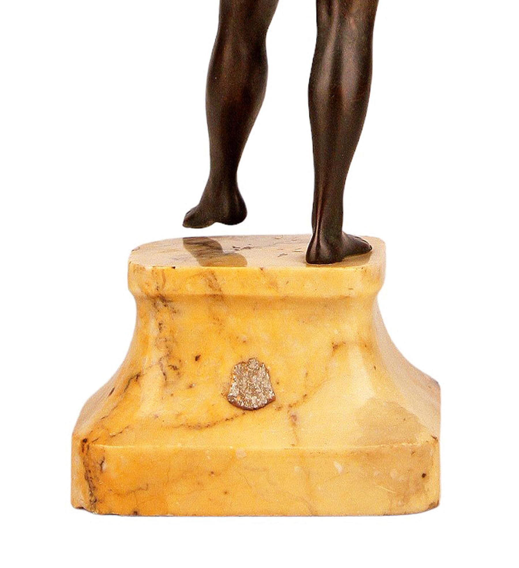 Art Déco Chiparus-Like Nude Lady in Chains Bronze-Skulptur mit Steinsockel (20. Jahrhundert) im Angebot