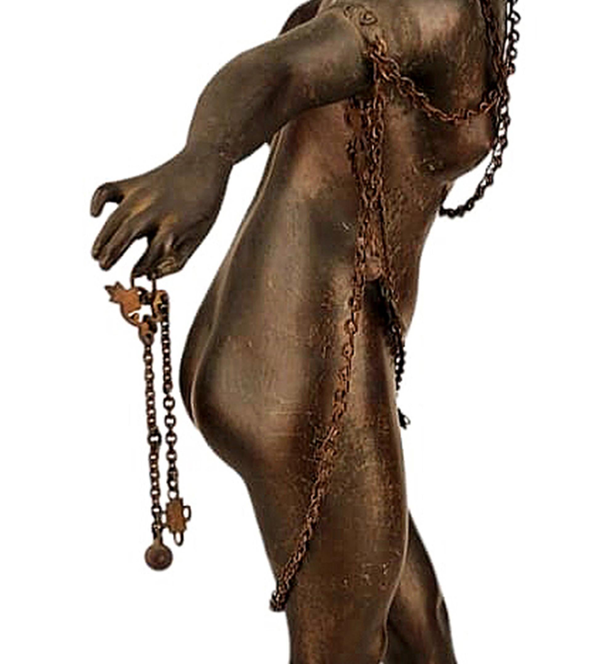 Metallo Scultura in bronzo Art Déco simile a una donna nuda con catene con base in Stone in vendita