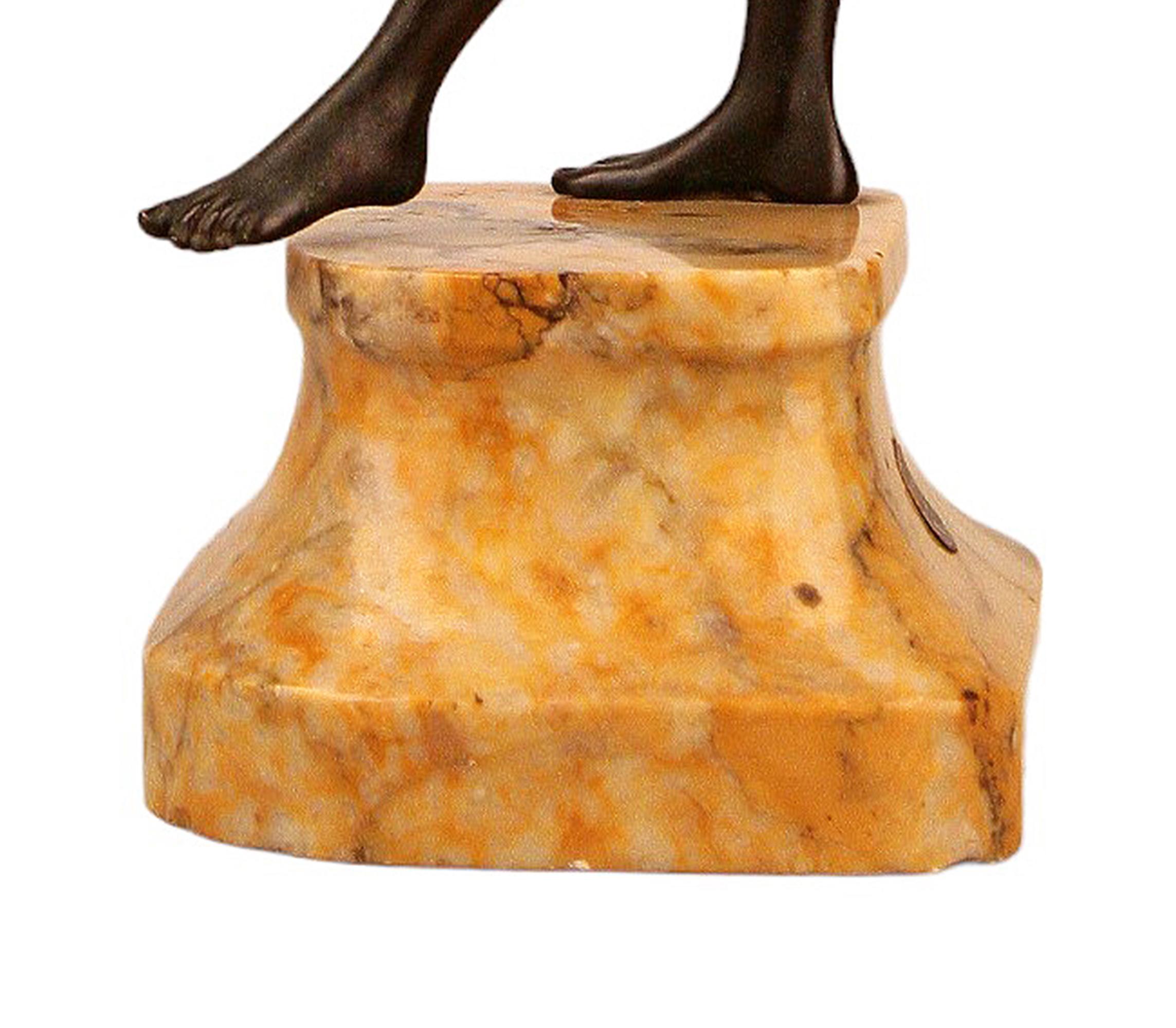 Scultura in bronzo Art Déco simile a una donna nuda con catene con base in Stone in vendita 1