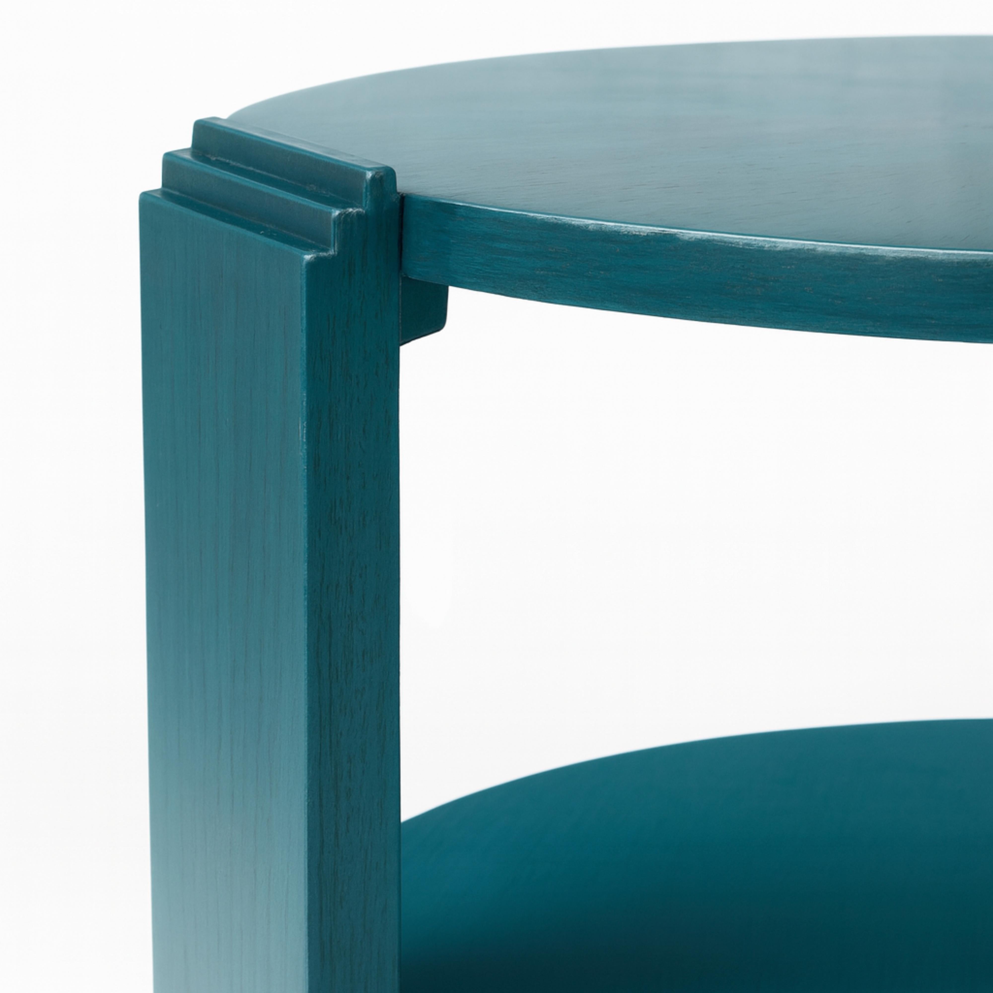 Mesa de centro redonda Art Decó de nogal marquetería repintada en color pavo real con tres patas y base circular.

Ideal para incluir en interiores maximalistas, así como Art Decó y Mid Century Modern.

Ten en cuenta que los colores de los artículos
