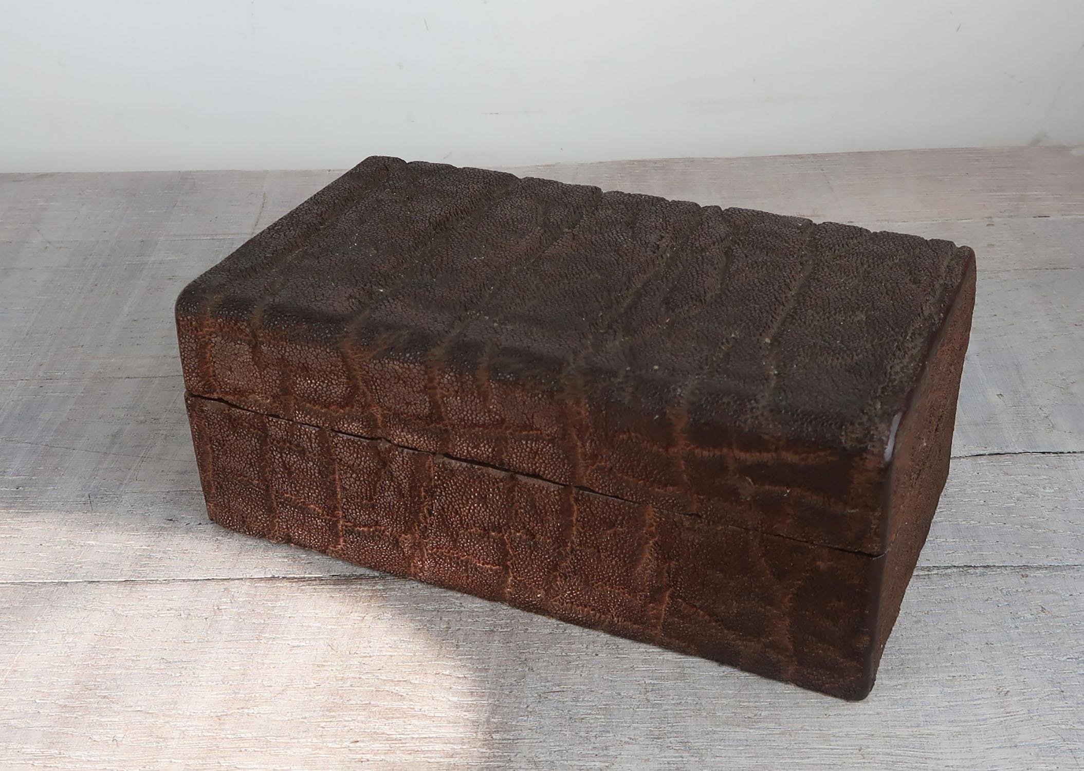 Vert smart textured shagreen cigarette box in the very unusual chocolate color

Fabulous quality

Great desk accessory. Good for storing pens.

Cedar lined

No maker’s marks but probably by Asprey

Very good condition.





   