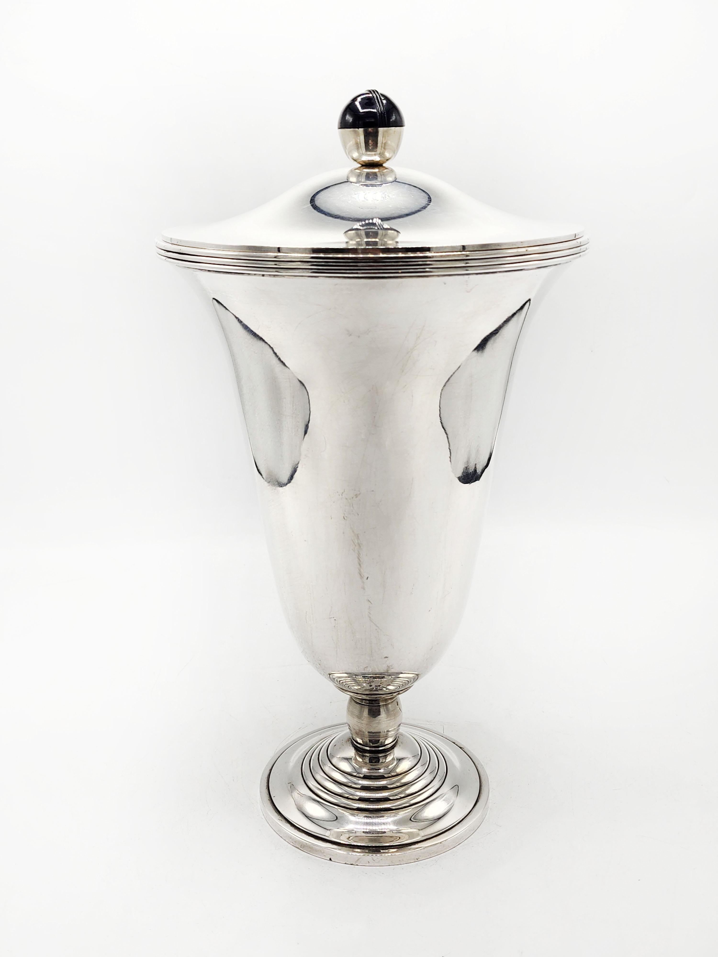 Cifra d'argento in metallo Art Déco Christofle
Bellissima pisside in metallo argentato con sigillo Christofle dal design elegante e dal manico circolare che spicca per la sua finitura nera.
Misure:
Altezza: 35 centimetri
Diametro: 19 centimetri