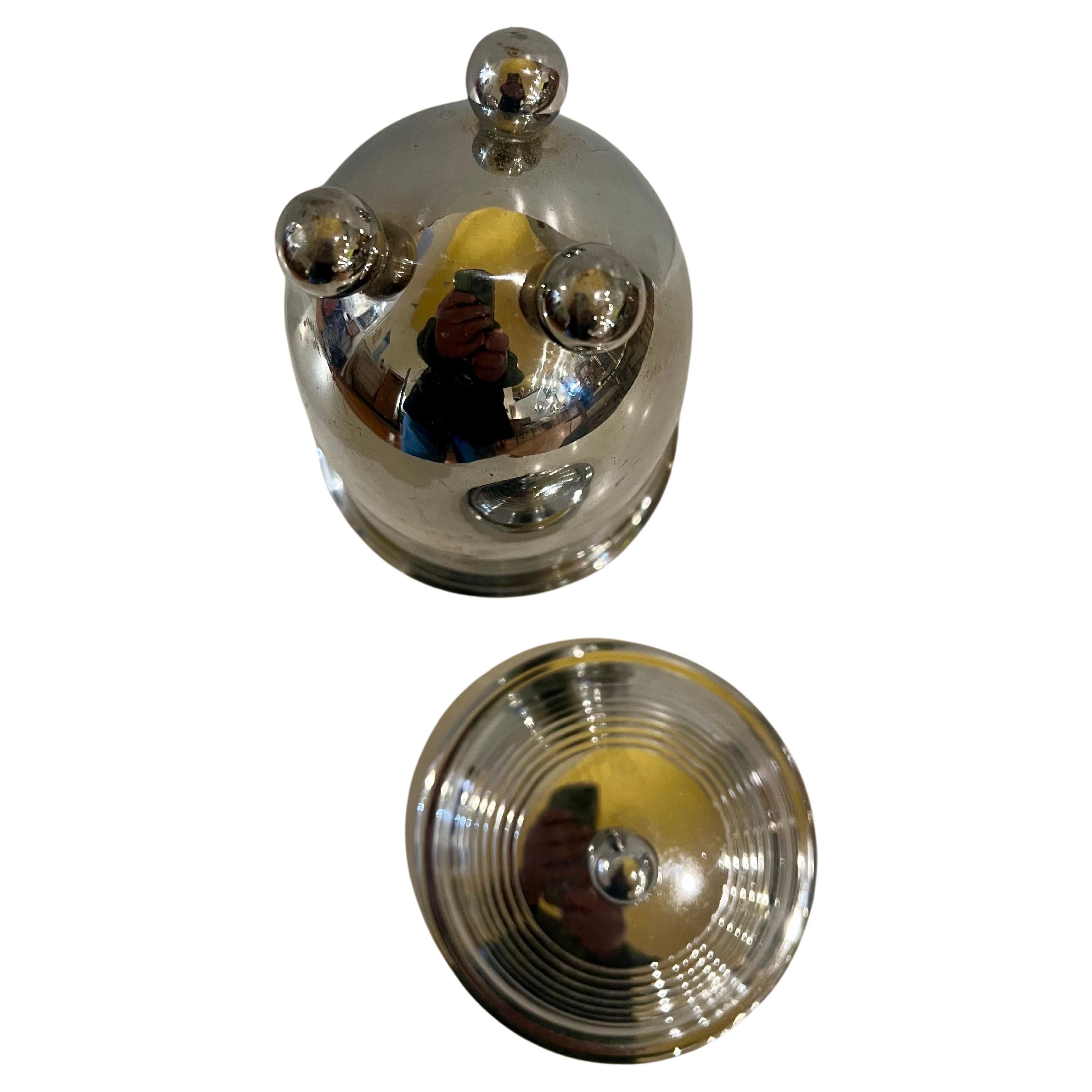 Schöne, skurrile Art Deco Eichel Form kleinen Kanister mit Deckel großen Zustand verchromt keine Dellen circa 1940er Jahren.