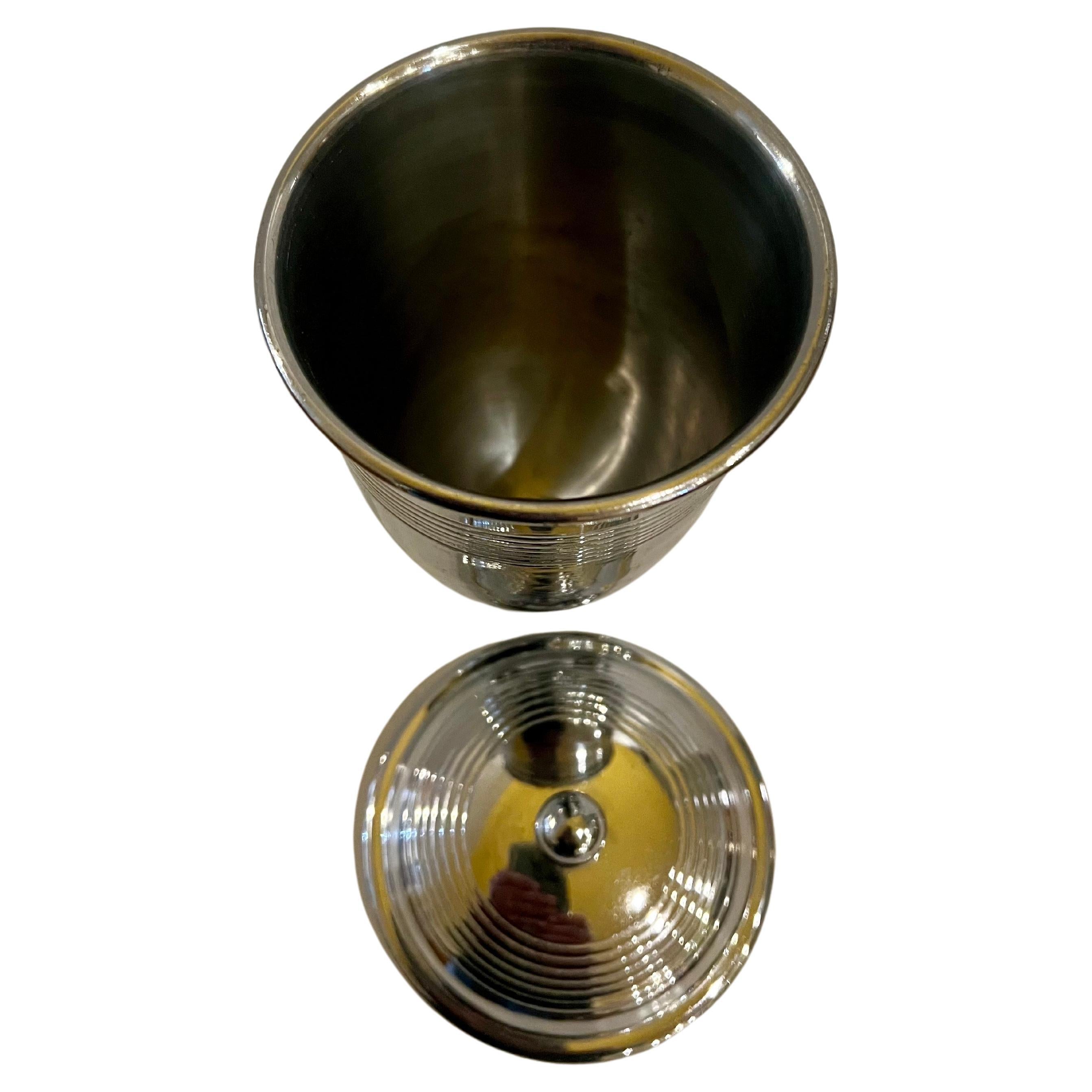 Verchromter Art-Déco-Kanister in Eichelform mit Deckel und Kugelfüßen aus Chrom (Art déco) im Angebot