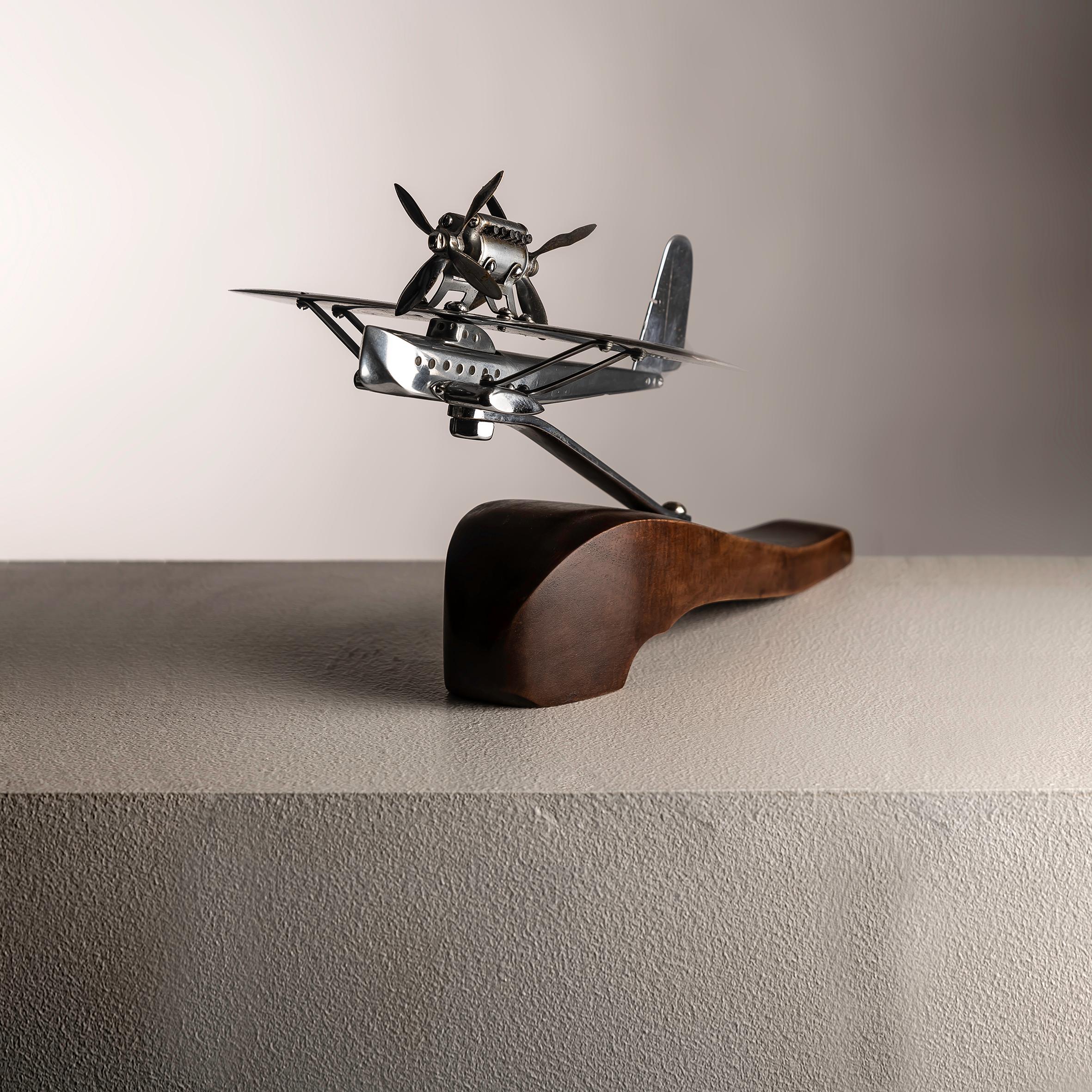 Esta llamativa escultura de avión Art Decó capta la fascinación por la aviación que marcó los primeros años del siglo XX. Diseñada en la década de 1940, la pieza combina el dinamismo aerodinámico de la era de las máquinas con la refinada artesanía