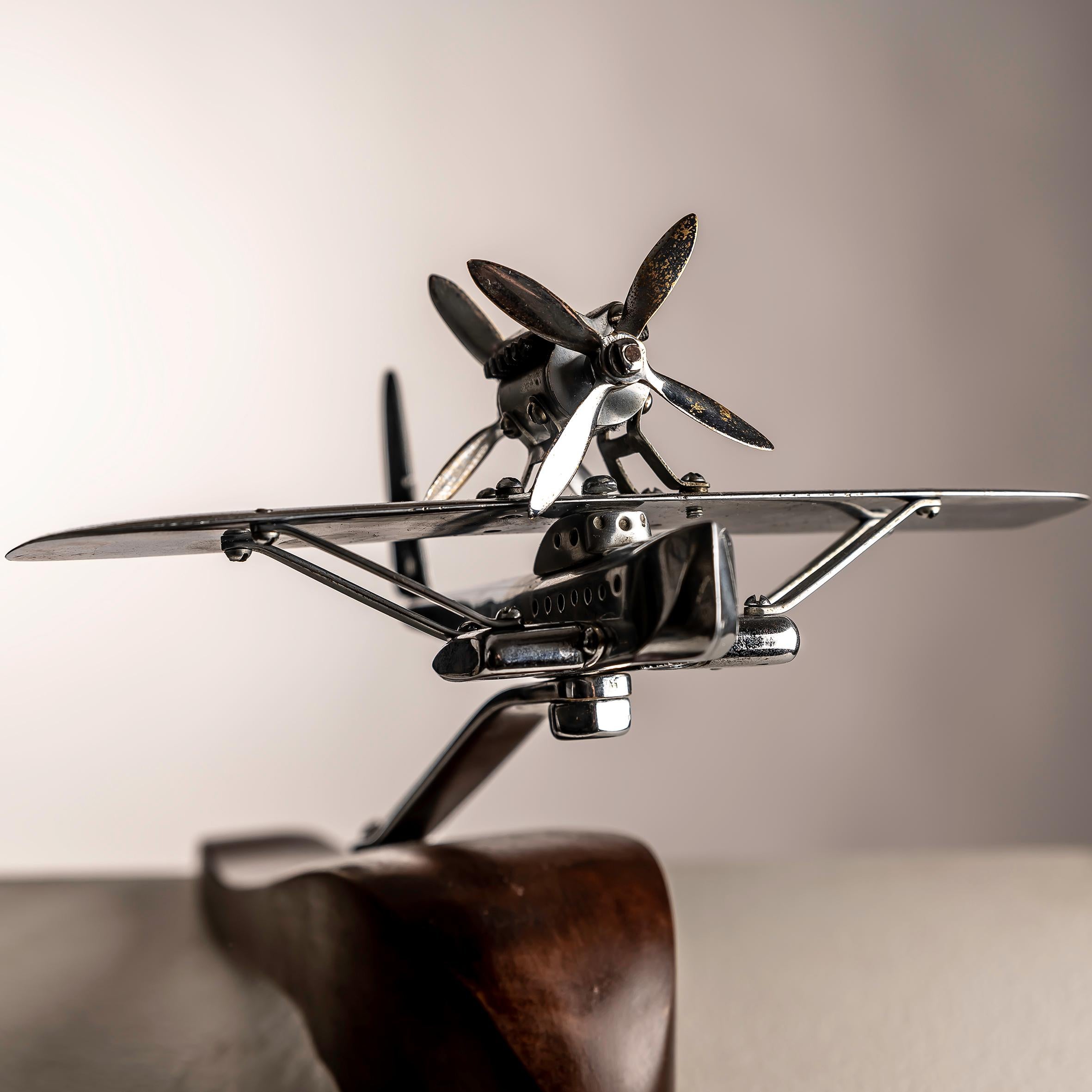 Escultura Art Decó de avión cromado sobre base de madera, años 40 Francés en venta