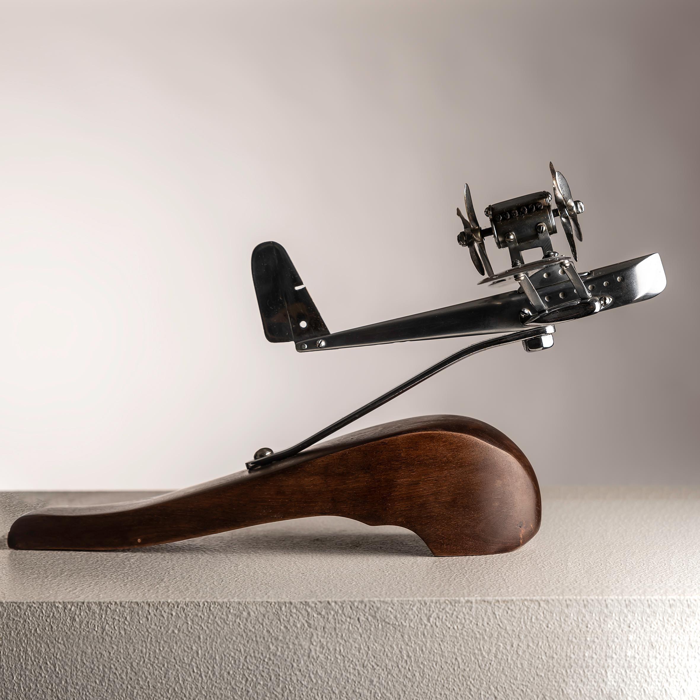 Escultura Art Decó de avión cromado sobre base de madera, años 40 en Bueno estado para la venta en BARCELONA, ES