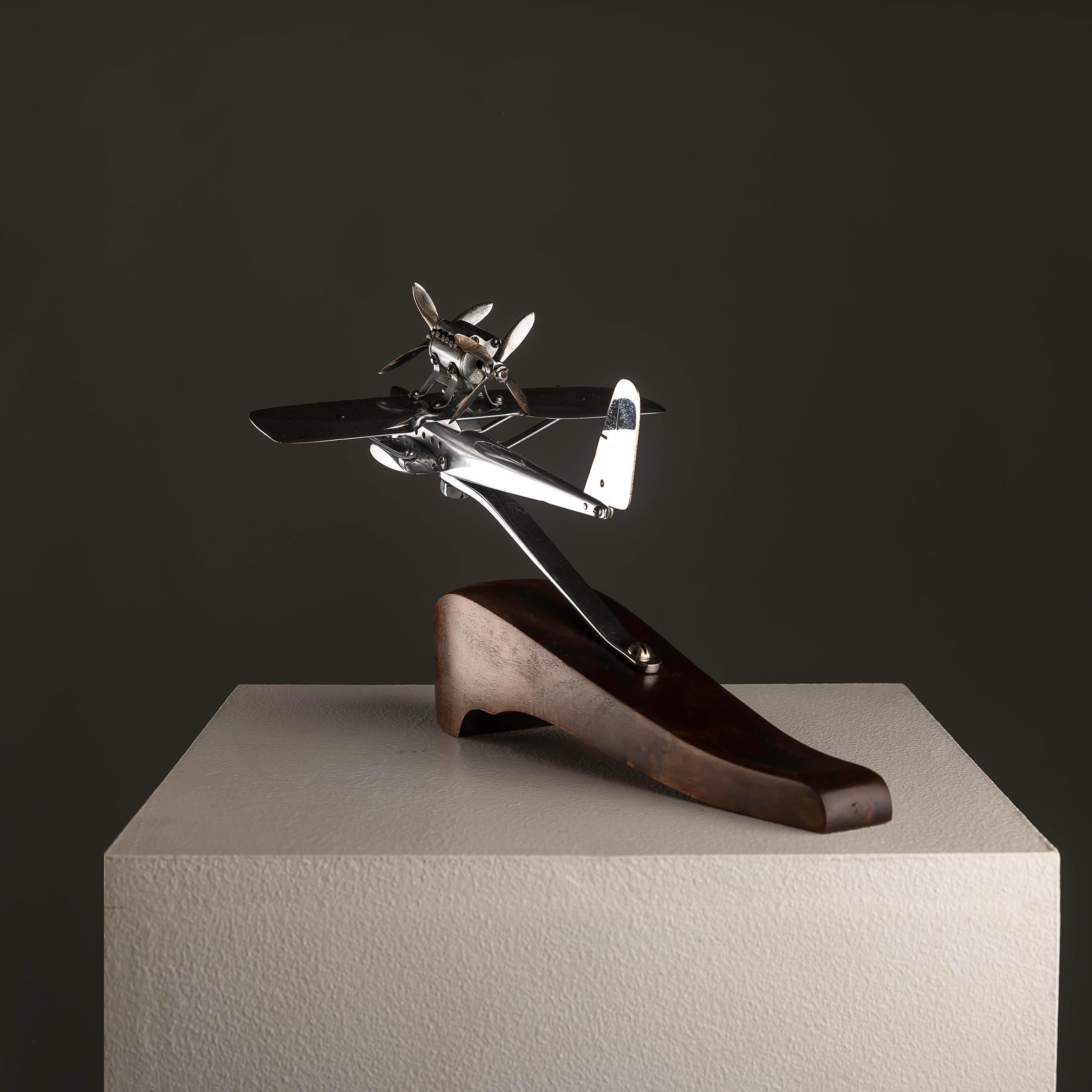 Escultura Art Decó de avión cromado sobre base de madera, años 40 mediados del siglo XX en venta