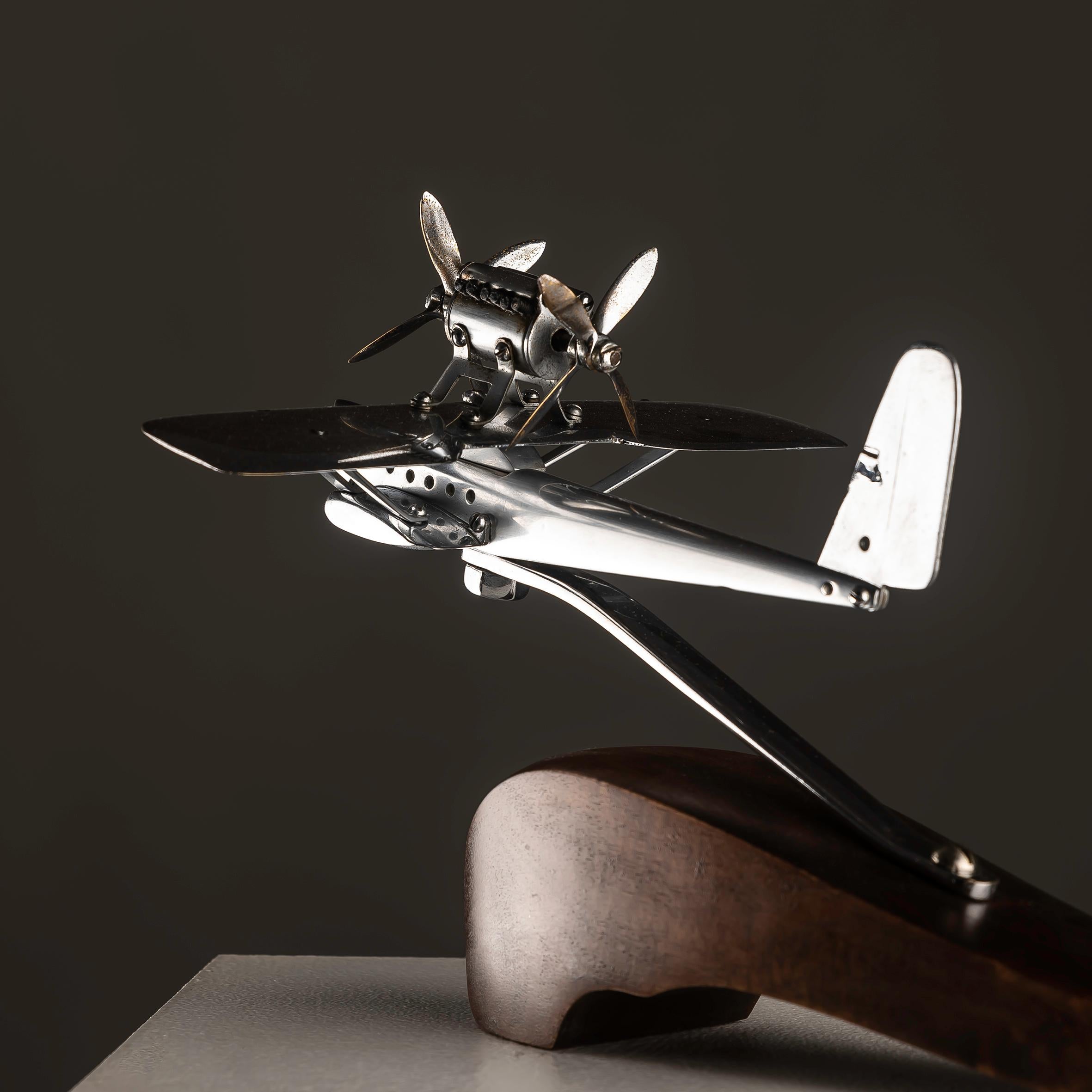Escultura Art Decó de avión cromado sobre base de madera, años 40 Cromo en venta