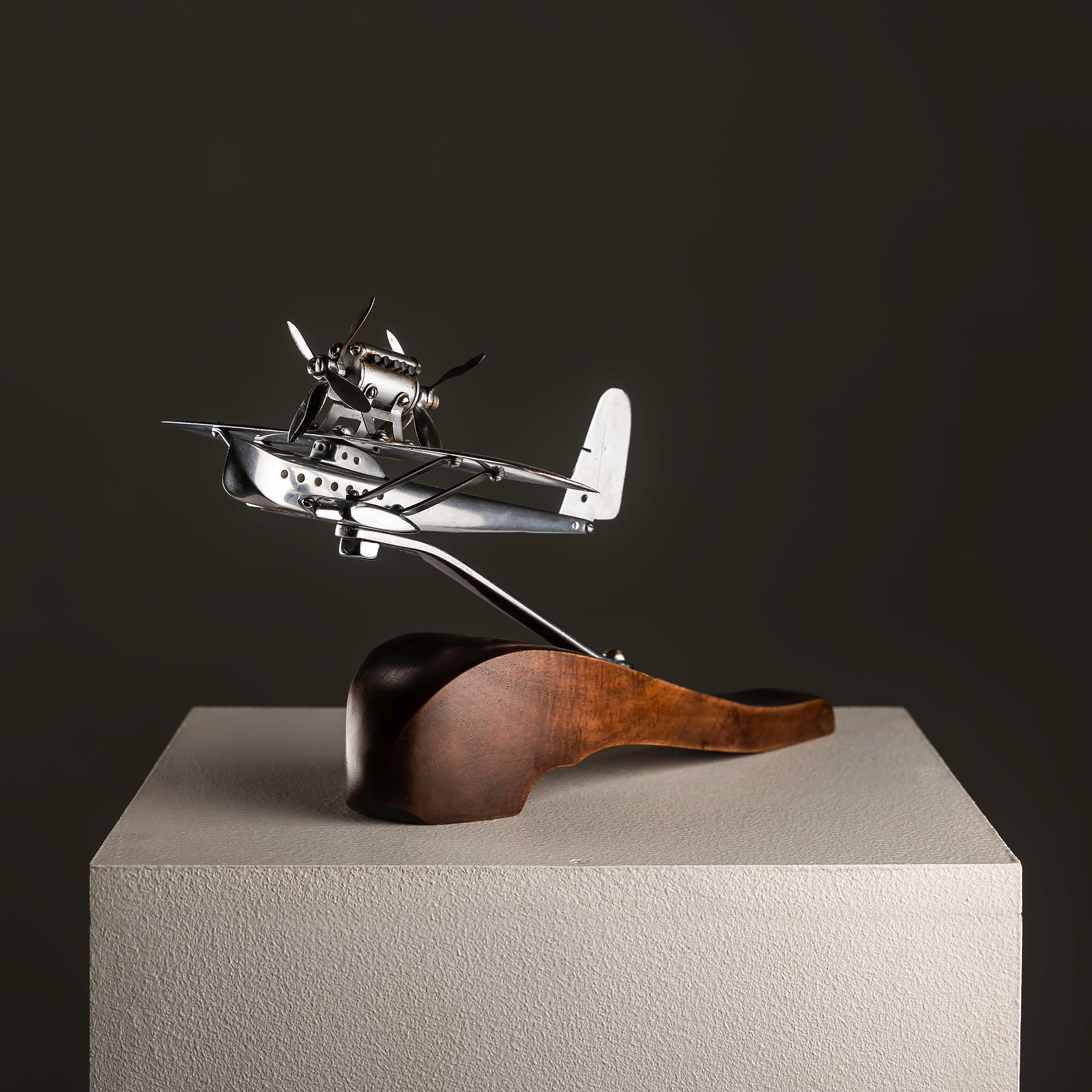Escultura Art Decó de avión cromado sobre base de madera, años 40 en venta 1