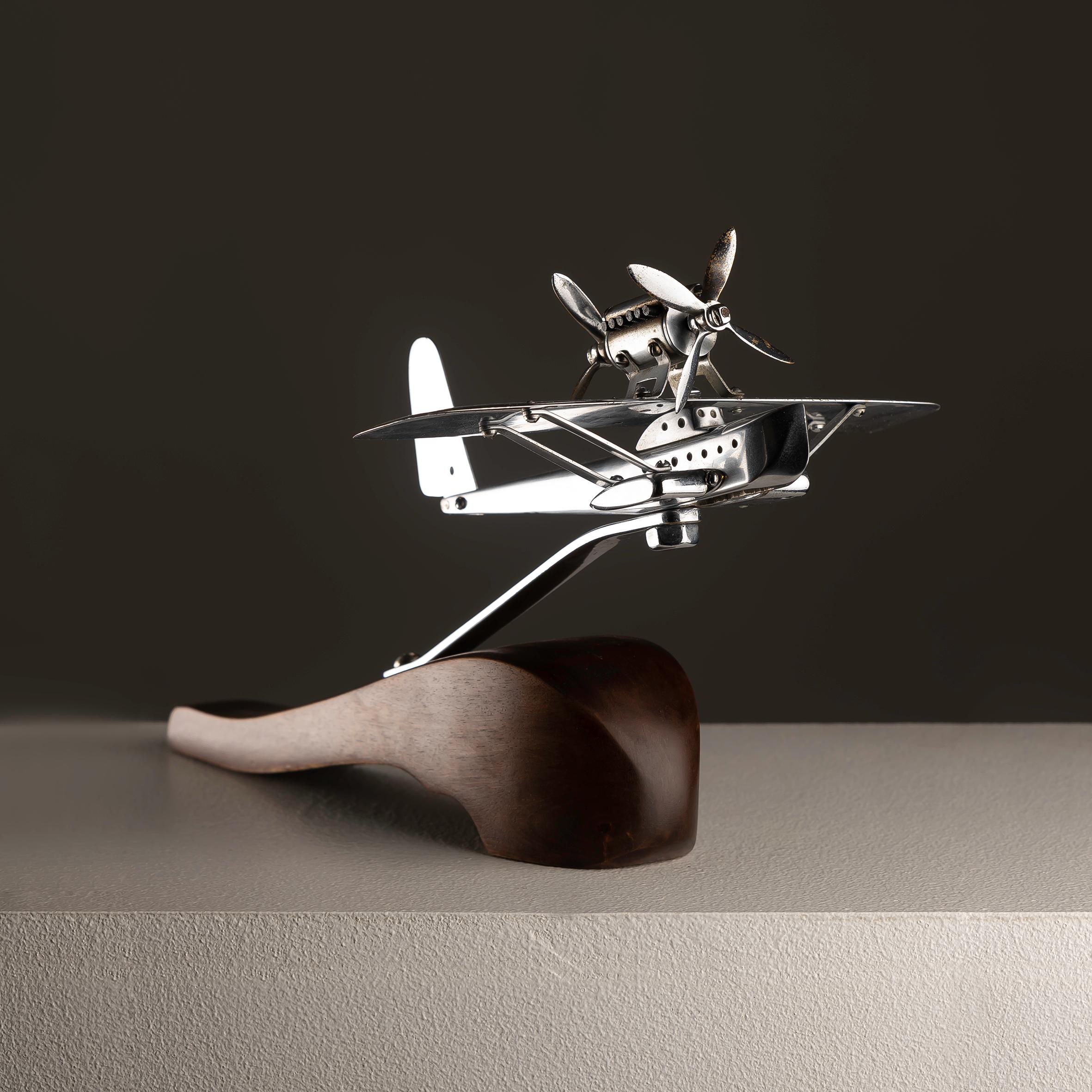 Escultura Art Decó de avión cromado sobre base de madera, años 40 en venta 2