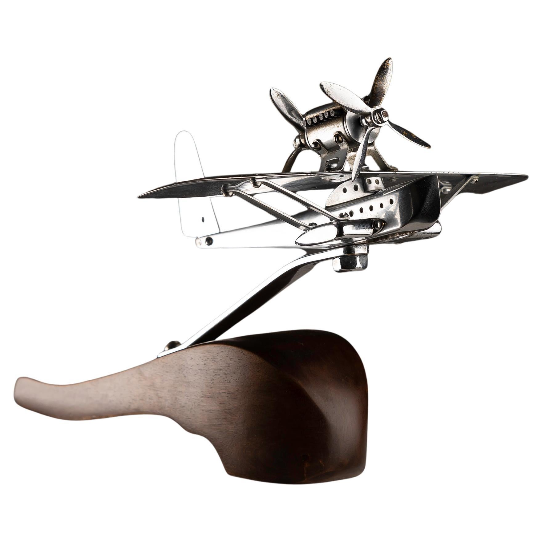 Escultura Art Decó de avión cromado sobre base de madera, años 40 en venta