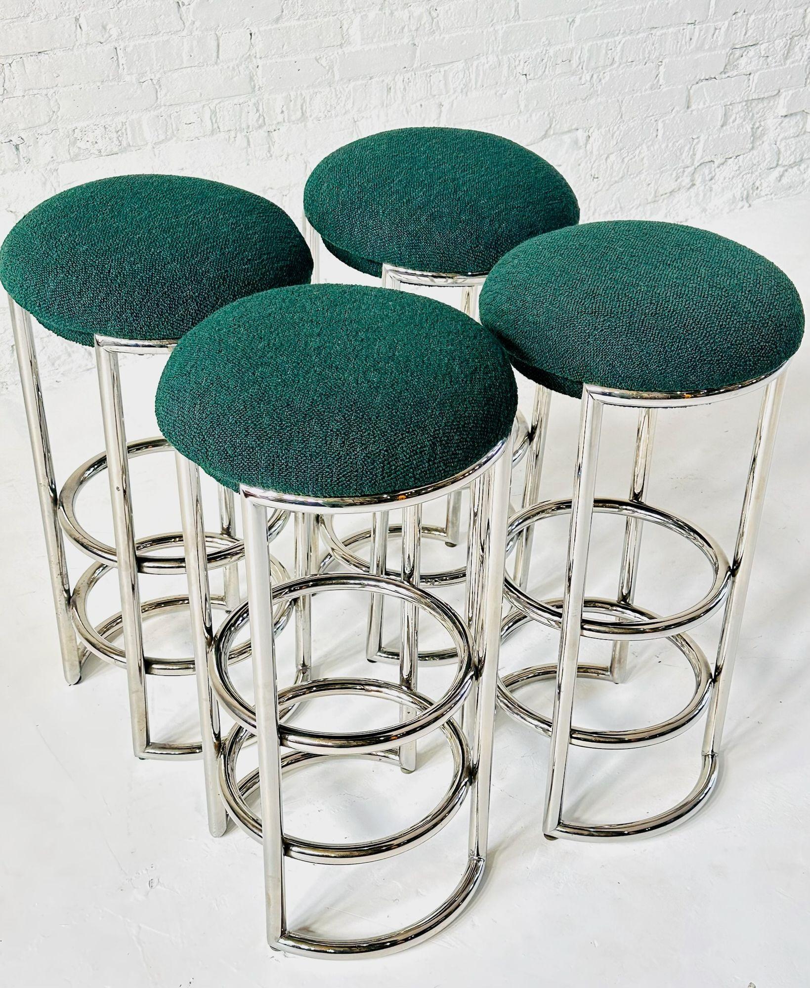 Taburetes de bar Art Déco Chase de cromo y boucle Art Decó en venta