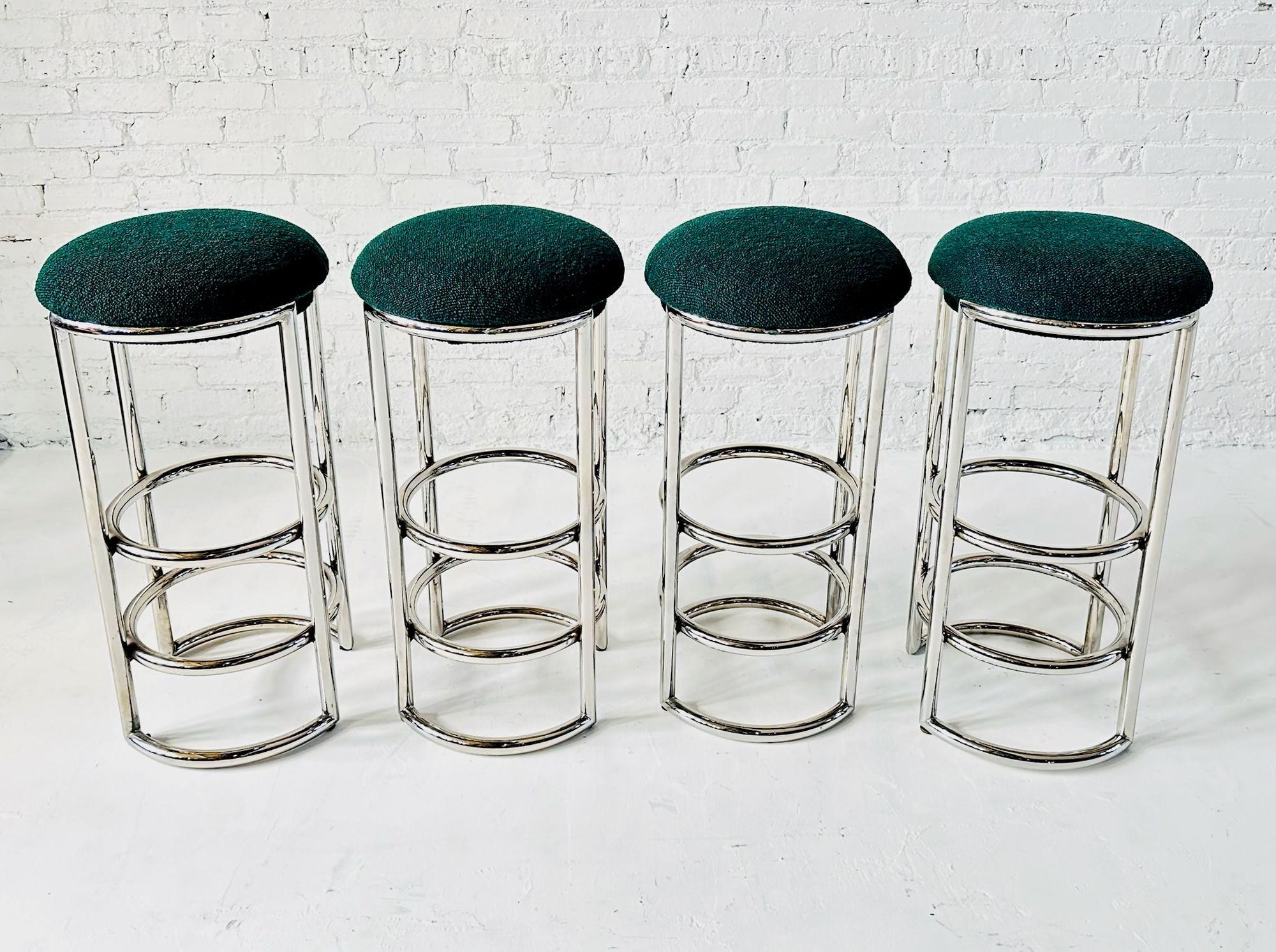 Taburetes de bar Art Déco Chase de cromo y boucle Estadounidense en venta