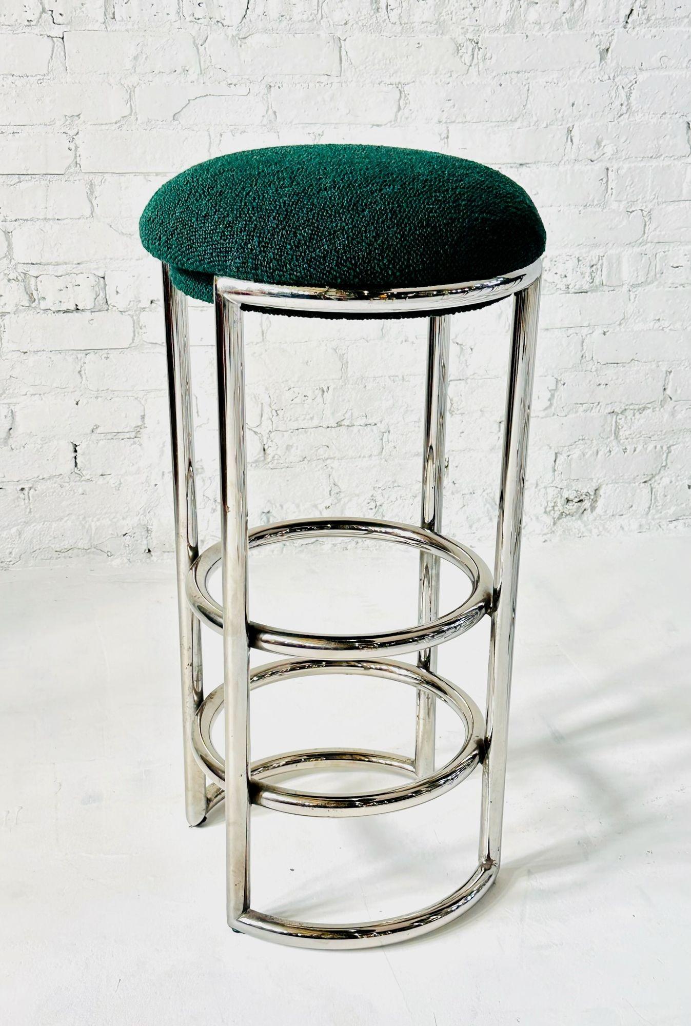 Taburetes de bar Art Déco Chase de cromo y boucle mediados del siglo XX en venta