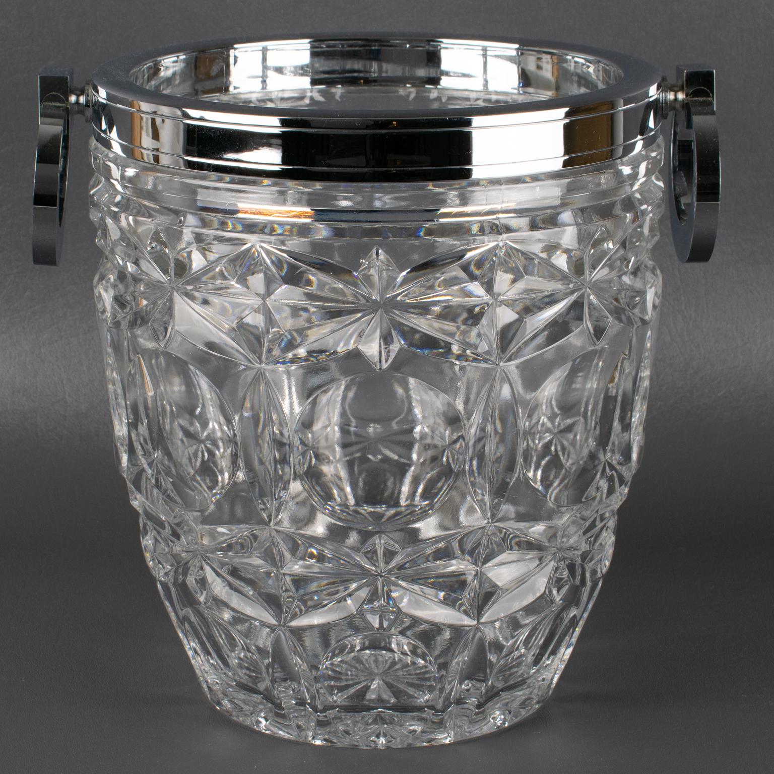 Der französische Silberschmied Alois Straszak entwarf für Argenterie Le Crabe diesen atemberaubenden, modernistischen Champagner-Eiskübel aus Chrom und Kristall im Art-Déco-Stil. Das Stück wurde um 1940 in Frankreich hergestellt. Das luxuriöse,