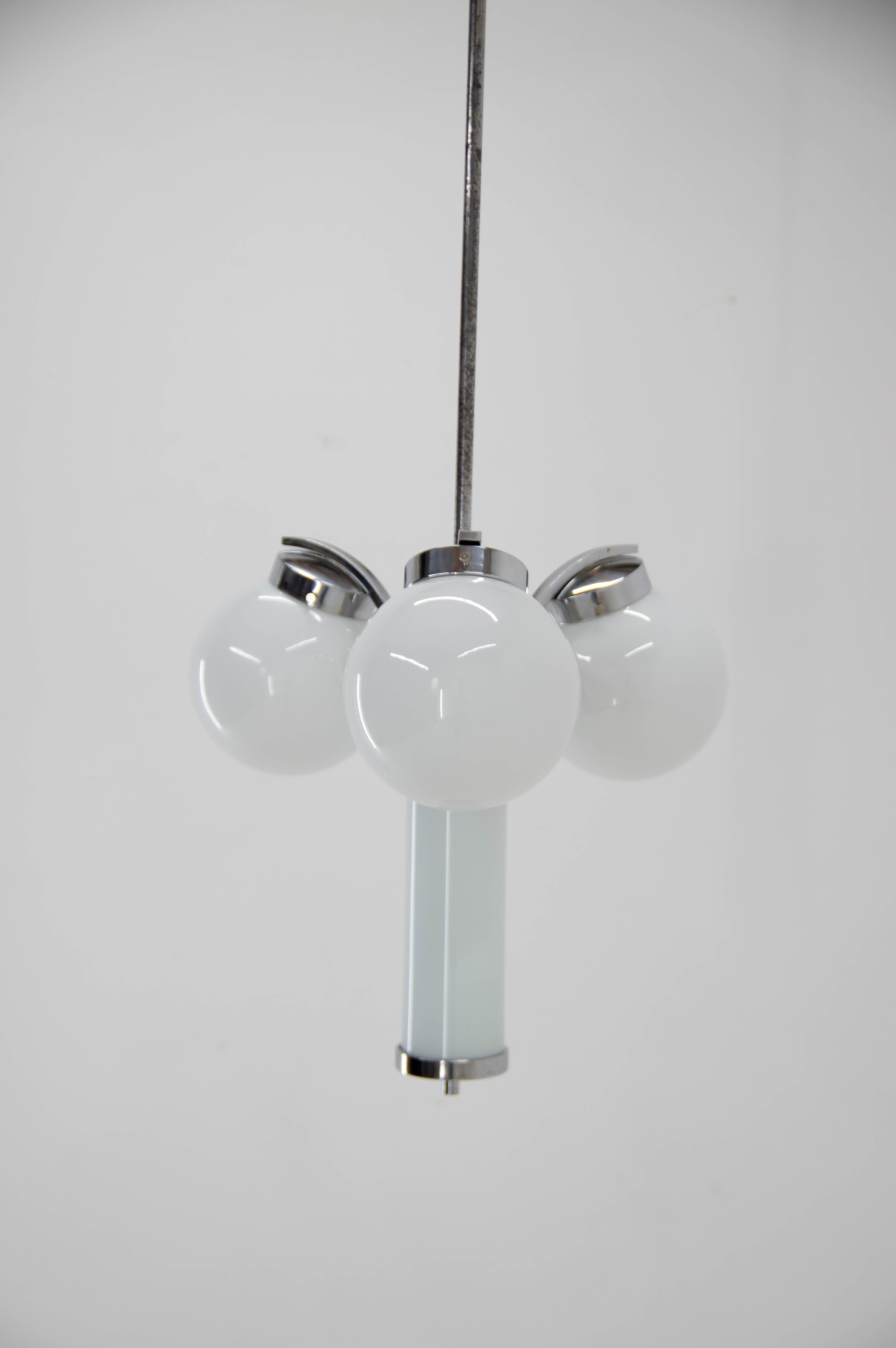 Rare Art Deco chandelier with one tubular and three globe glass shades.
Restored: polished, rewired - two separate circuits: 1+3x40W, E25-E27 bulbs
US wiring compatible.