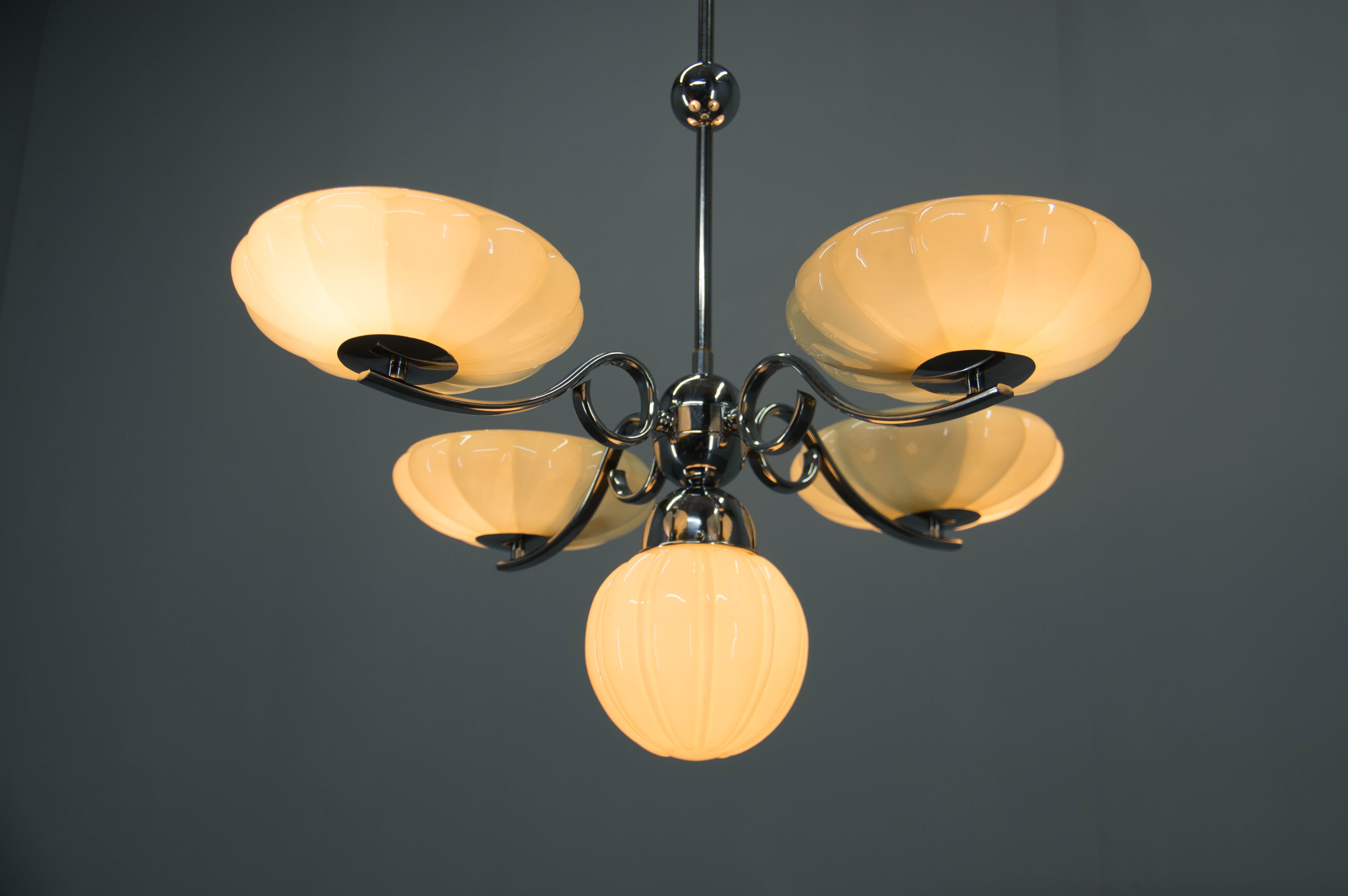 Lampadario Art Deco realizzato dalla manifattura JILEK di Brno, in Cecoslovacchia, negli anni Trenta.
Condit in ottime condizioni, marchiato JILEK.
Paralumi in vetro soffiato giallo chiaro.
Pulito, lucidato, ricablato: due circuiti separati 4+1x40W,