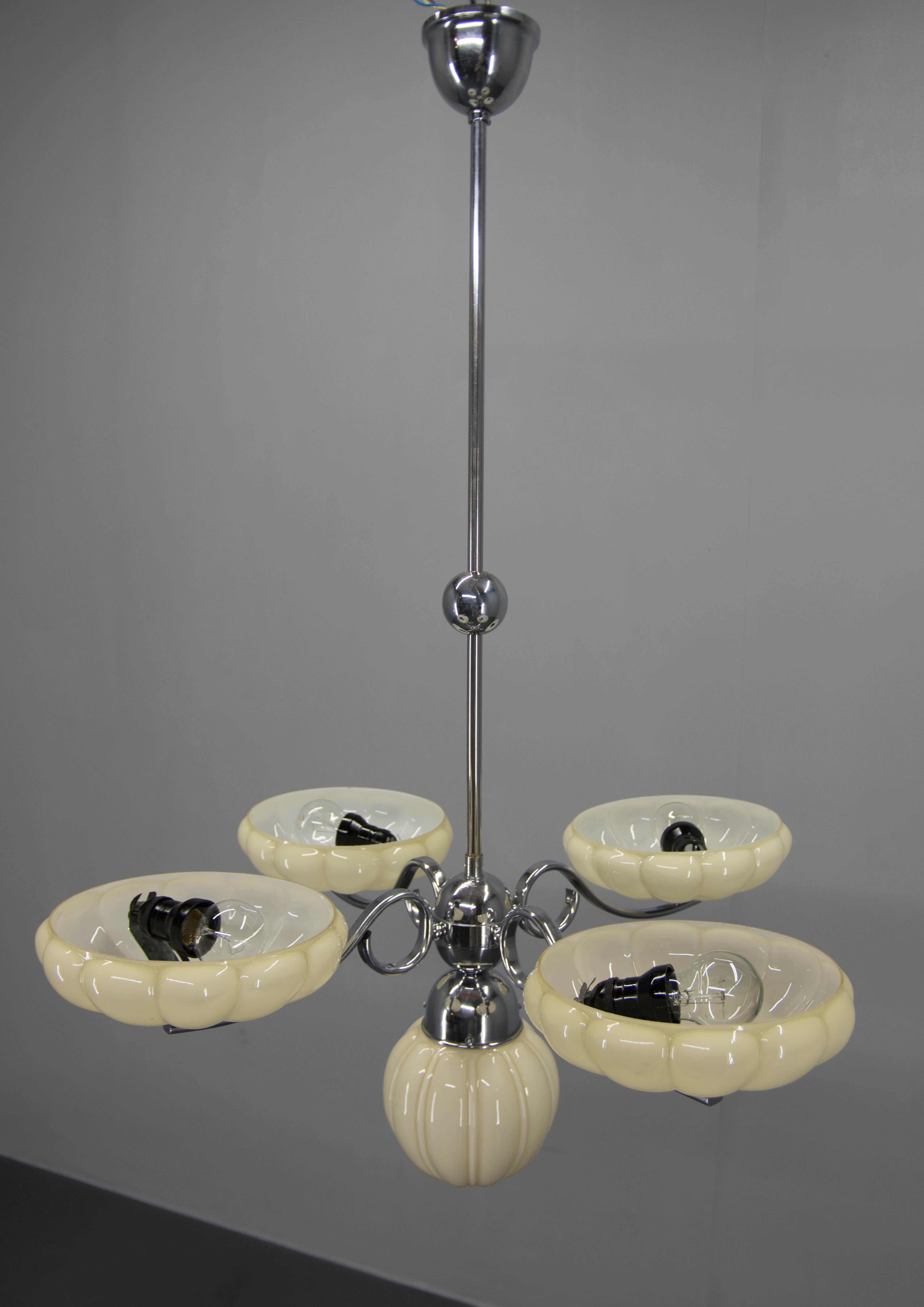 Lampadario Art Deco in vetro e cromo, anni '30 In condizioni buone in vendita a Praha, CZ