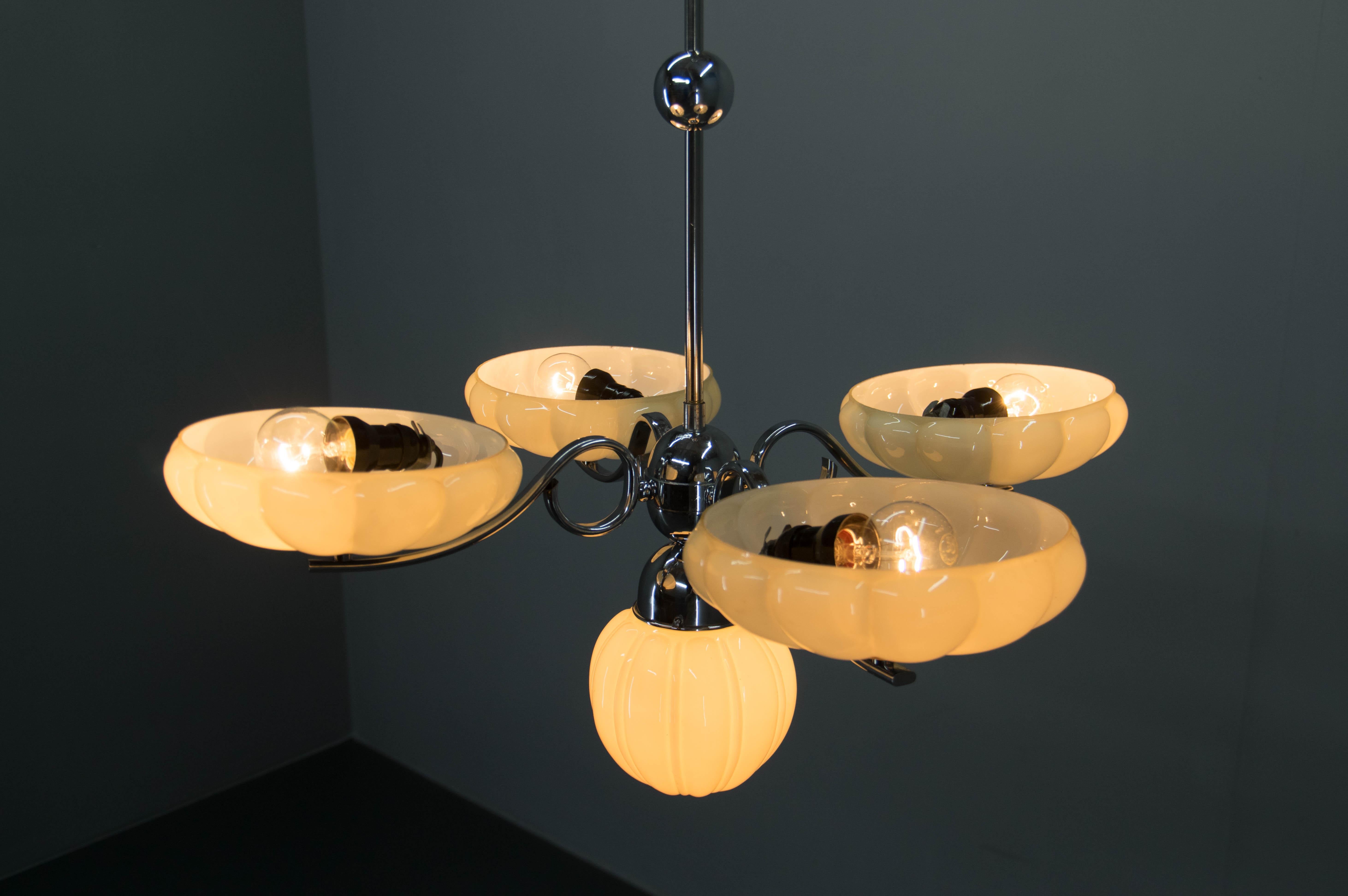 Lampadario Art Deco in vetro e cromo, anni '30 in vendita 1