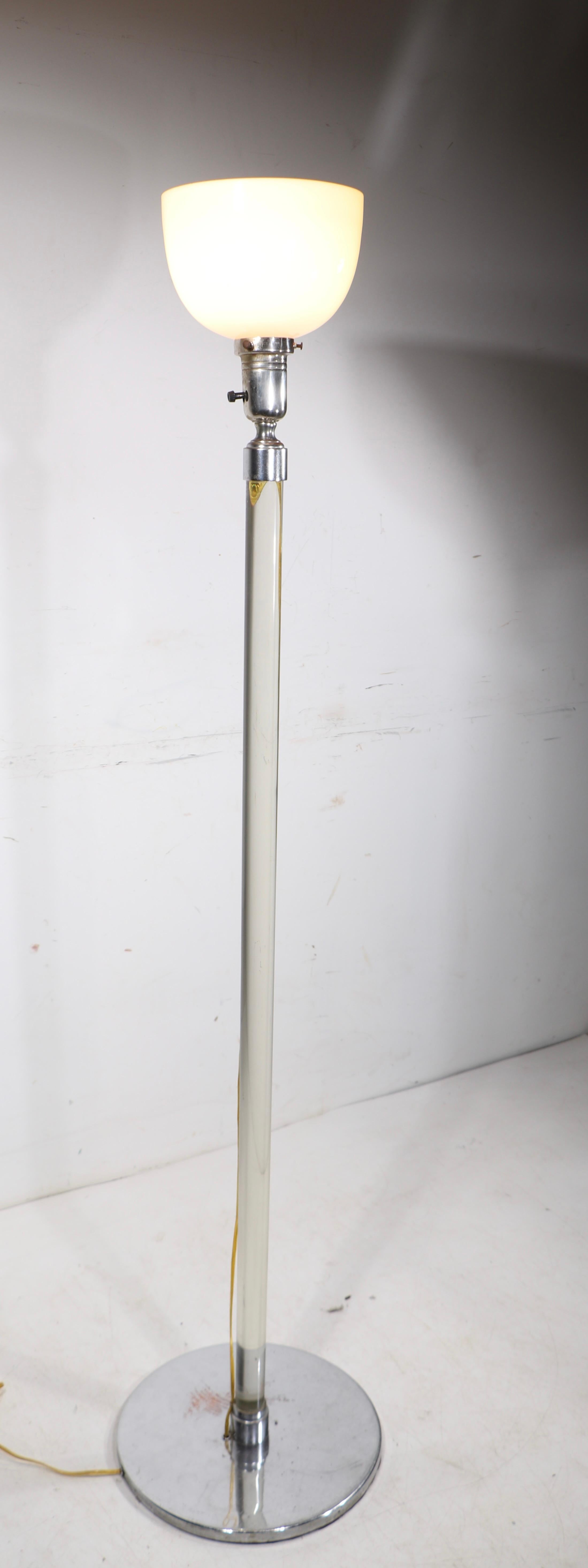 Excepcional lámpara de poste de cristal y cromo de estilo Art Decó, Edad de la Máquina y Hollywood Regency, en buen estado, funcional y lista para usar. La lámpara cuenta con un estándar vertical de cristal macizo ( poste ), pantalla difusora de