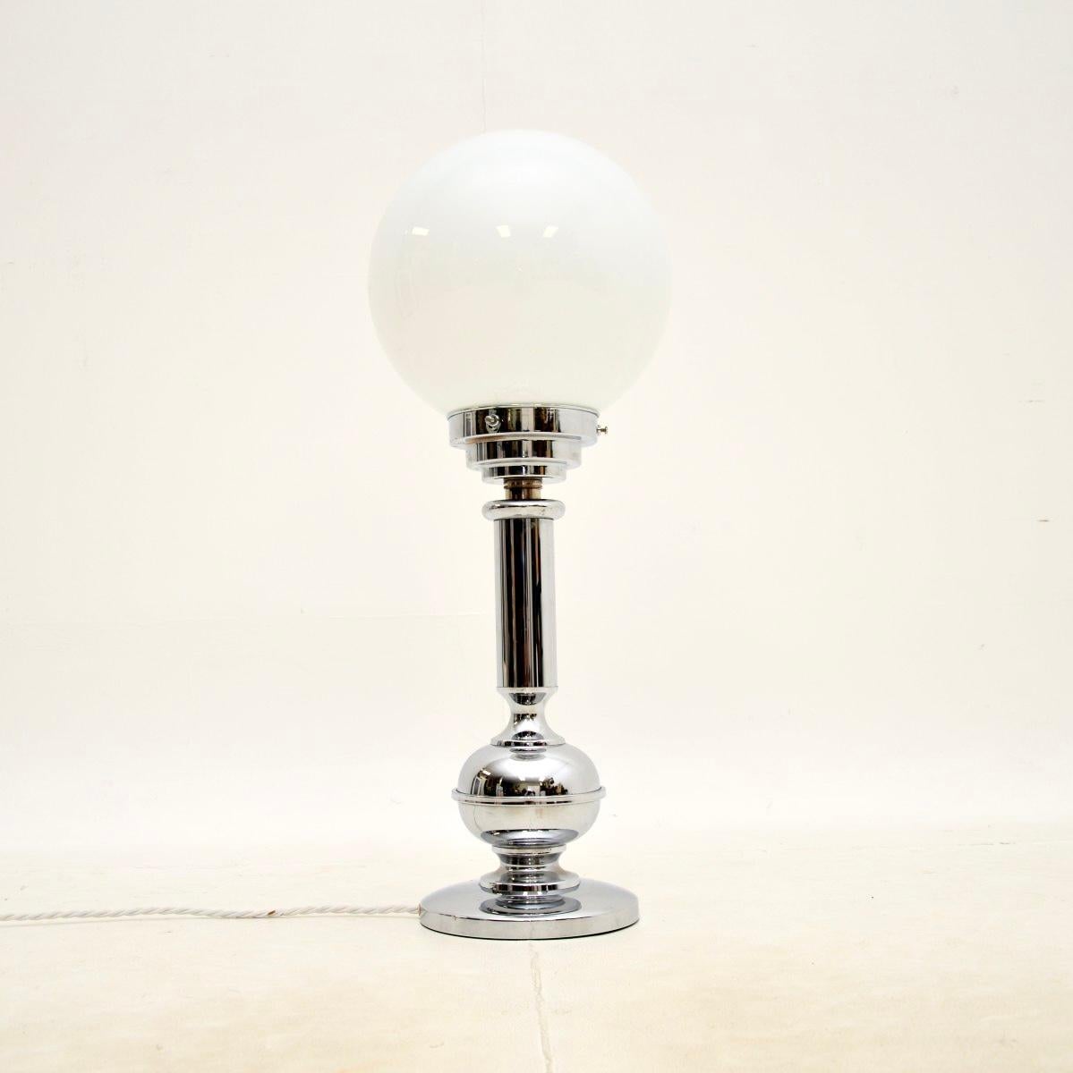  Una lámpara de sobremesa Art Decó de cromo y cristal, elegante y muy bien hecha, fabricada en Inglaterra y datada en torno a la década de 1930.

Es de una calidad magnífica, bastante grande y muy impresionante. El marco cromado está bellamente