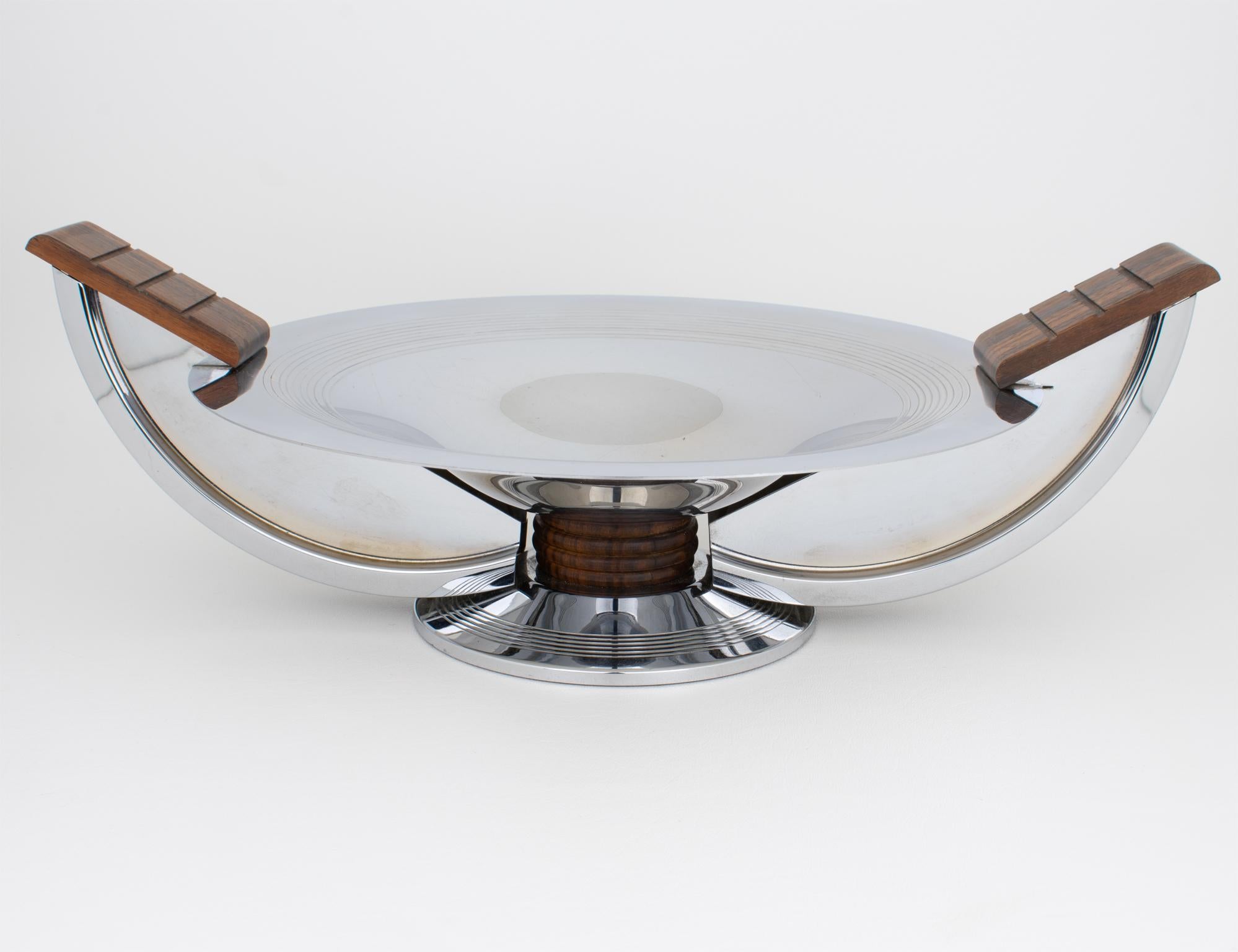 Exceptionnel centre de table Art déco français par Massabova Paris, vers 1930
Exemple frappant de sophistication Art déco, ce rare centre de table ou bol décoratif a été conçu par le célèbre orfèvre français Massabova Paris et réalisé de main de