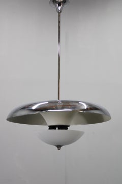 Lustre Art Déco en chrome et verre opalin de Napako, années 1930