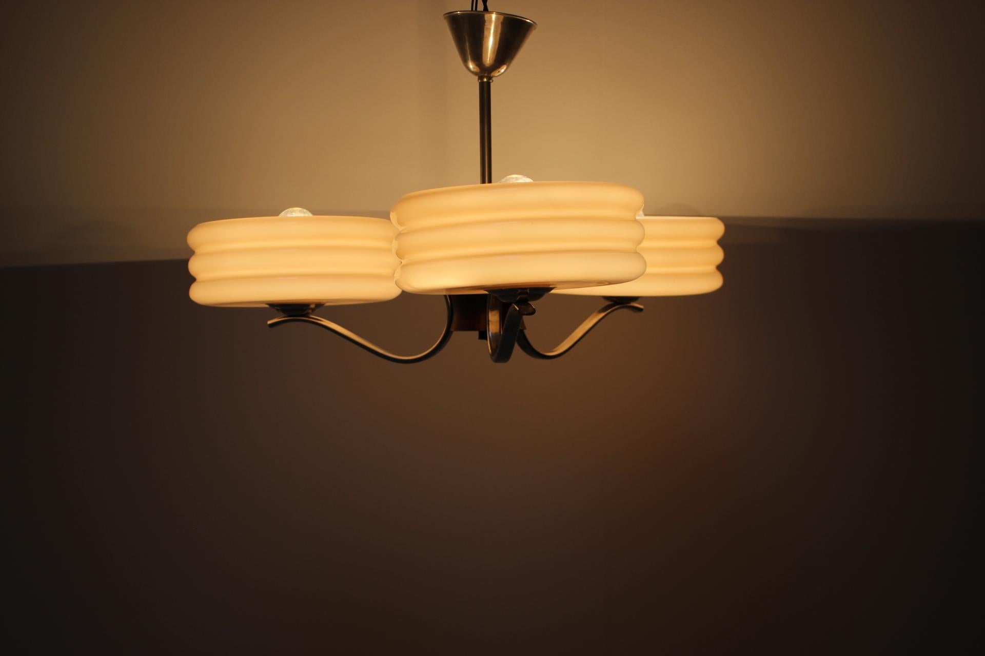 Lampadario Art déco, realizzato nell'ex Cecoslovacchia, negli anni '30.
Realizzato in cromo e vetro.
Rilucidato, pulito, mostra i segni dell'età, include cavi nuovi.
Completamente funzionante.
