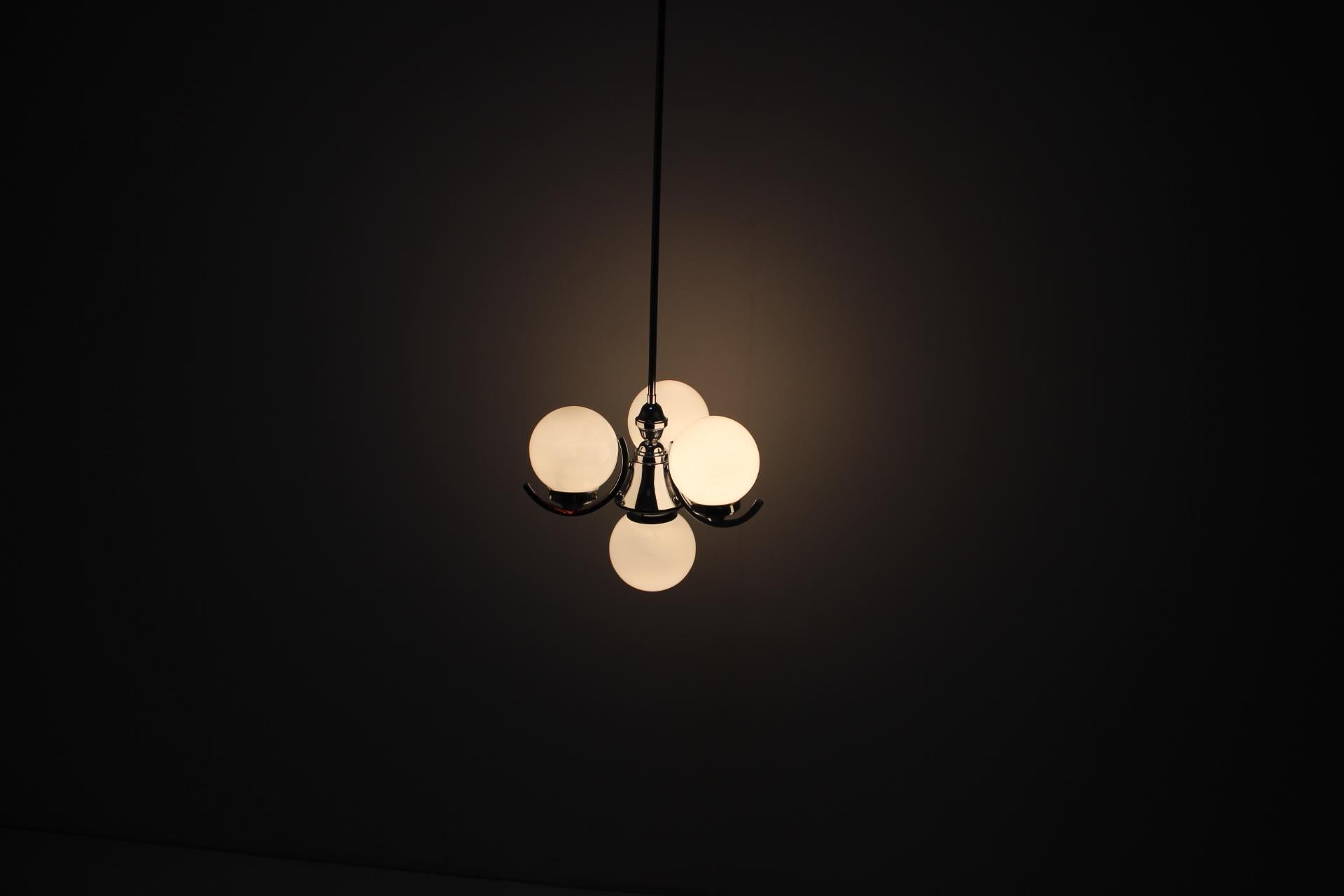 Lampadario Art déco, realizzato nell'ex Cecoslovacchia, negli anni '30.
Realizzato in cromo e vetro.
Rilucidato, pulito, mostra i segni dell'età, include cavi nuovi, l'asta può essere accorciata su richiesta.
Completamente funzionante.