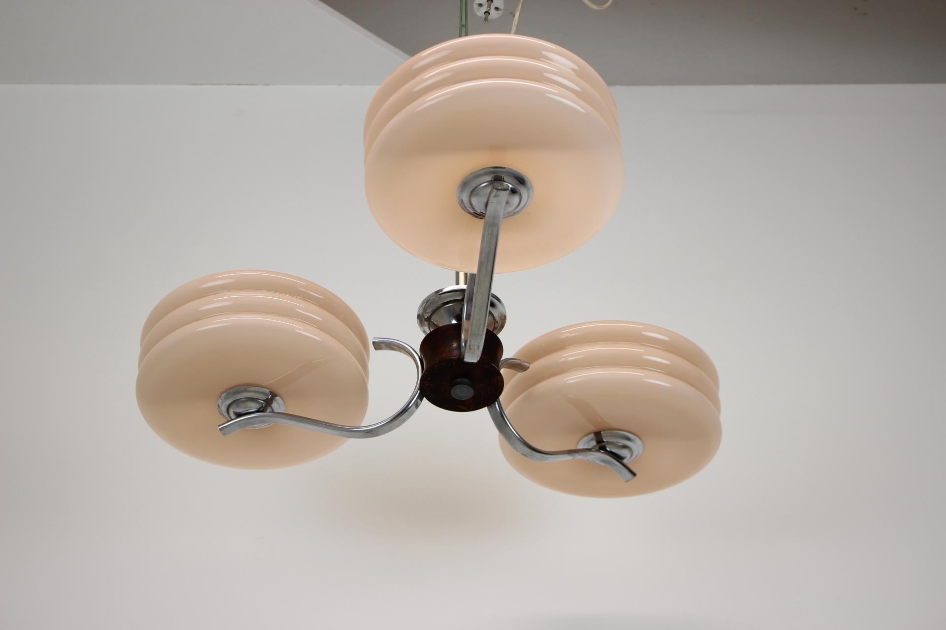 Art Déco Lampadario Art Deco in cromo e vetro rosa, anni '30, Cecoslovacchia in vendita