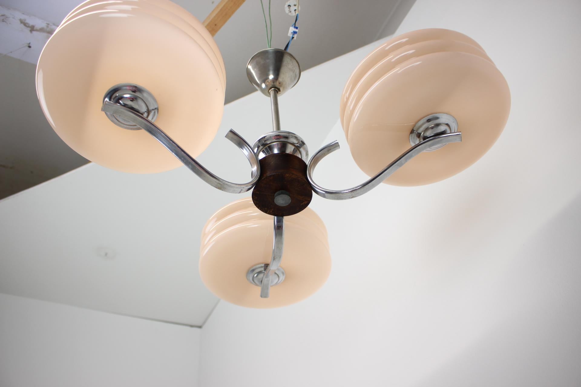 Lampadario Art Deco in cromo e vetro rosa, anni '30, Cecoslovacchia In condizioni buone in vendita a Praha, CZ