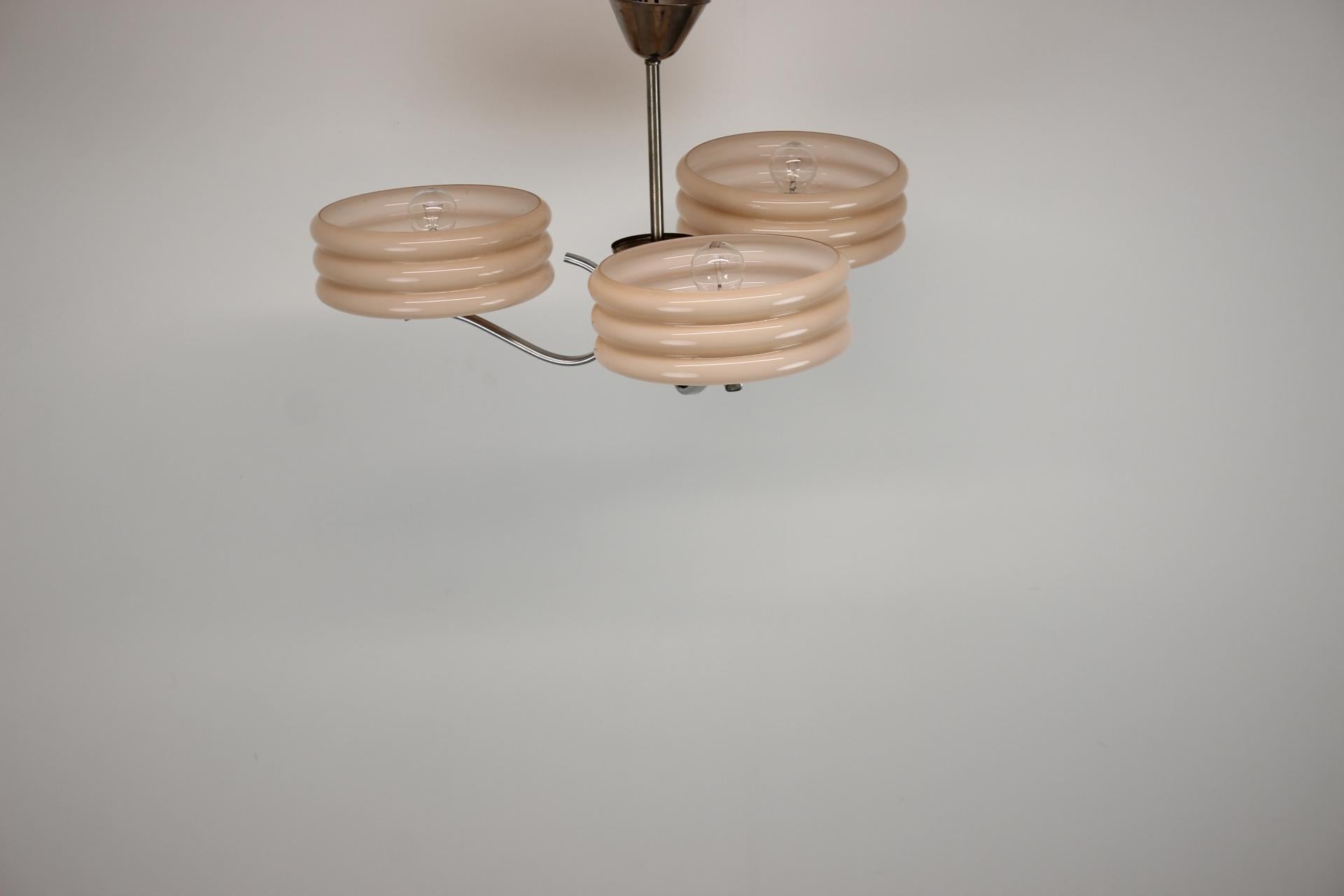 Vetro Lampadario Art Deco in cromo e vetro rosa, anni '30, Cecoslovacchia in vendita