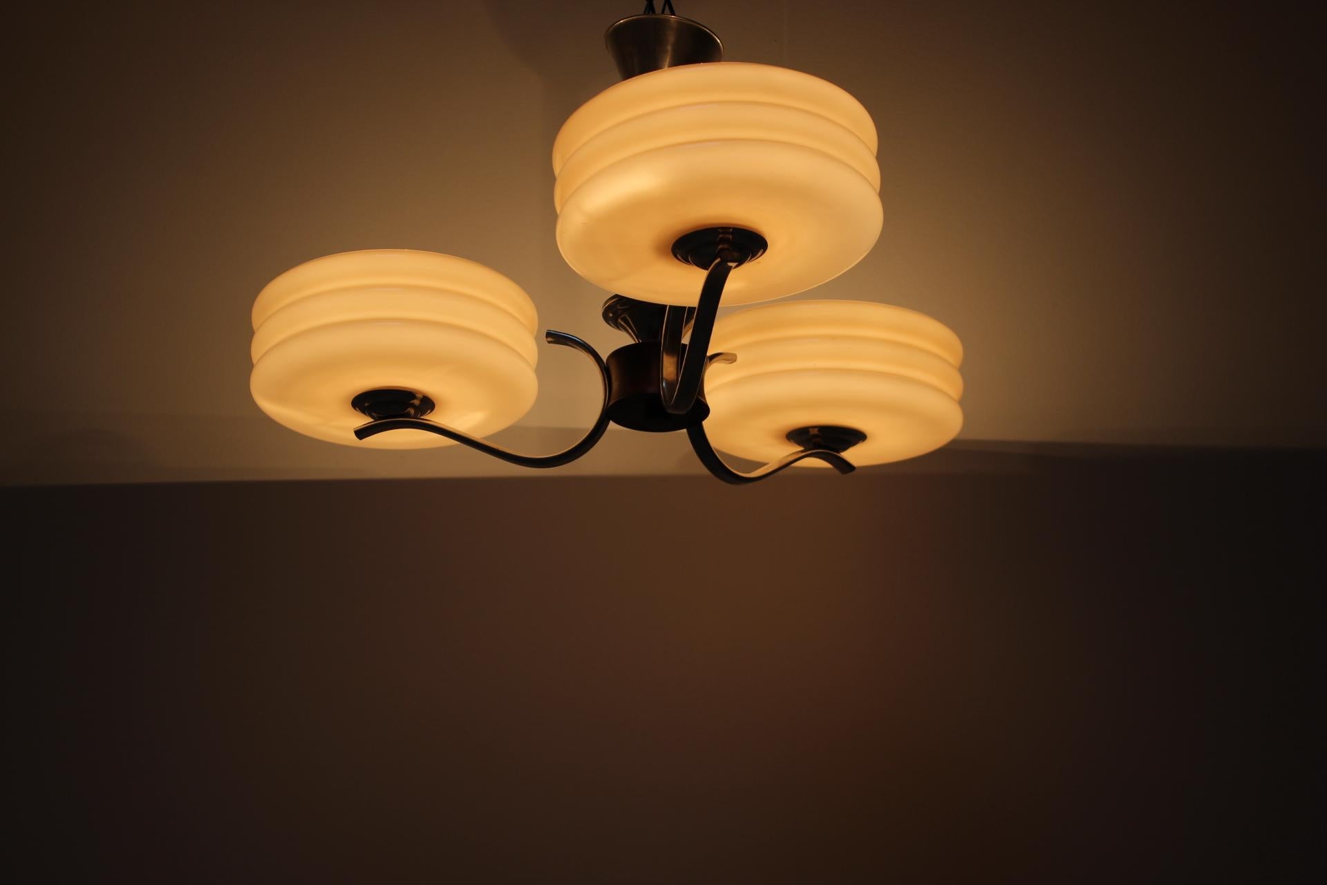 Lampadario Art Deco in cromo e vetro rosa, anni '30, Cecoslovacchia in vendita 1